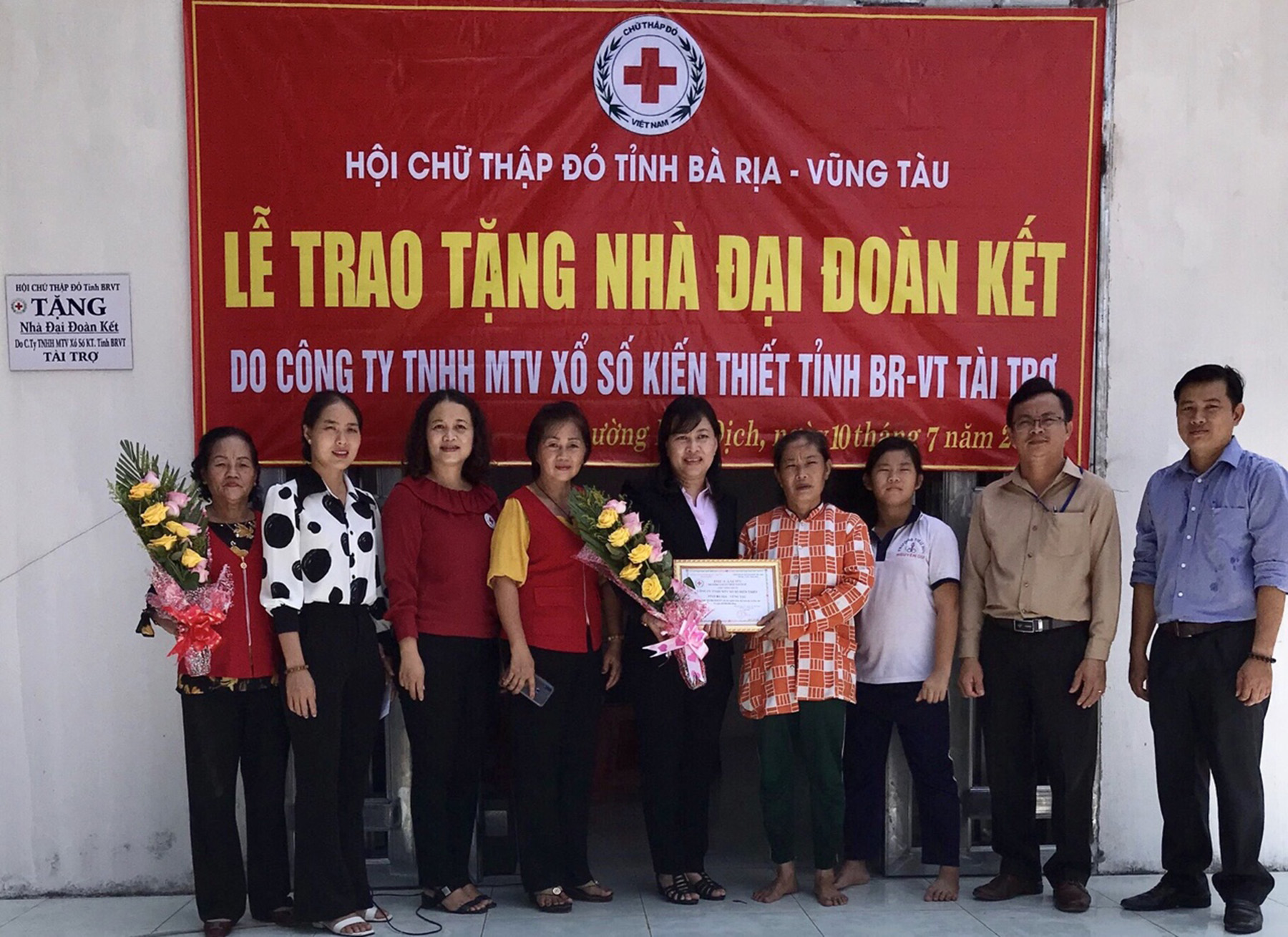 Bà Phạm Thị Kim Thương (thứ 5 từ phải qua), Phó Giám đốc Công ty TNHH MTV Xổ số kiến thiết tỉnh trao nhà “đại đoàn kết” cho gia đình bà Nguyễn Thị Liên.