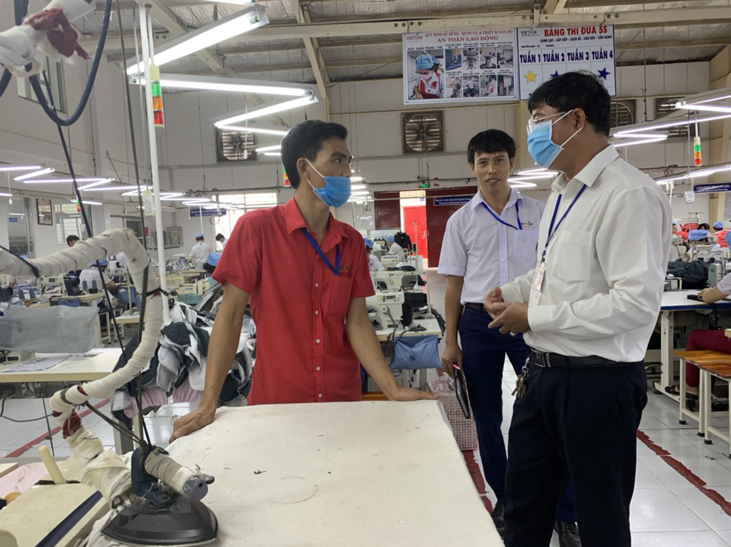 Ông Nguyễn Trung Ngạn (bên phải), Trưởng ban Chính sách - Pháp luật, LĐLĐ tỉnh, Trưởng đoàn giám sát kiểm tra thực tế tại Công ty TNHH Quốc tế Việt An.