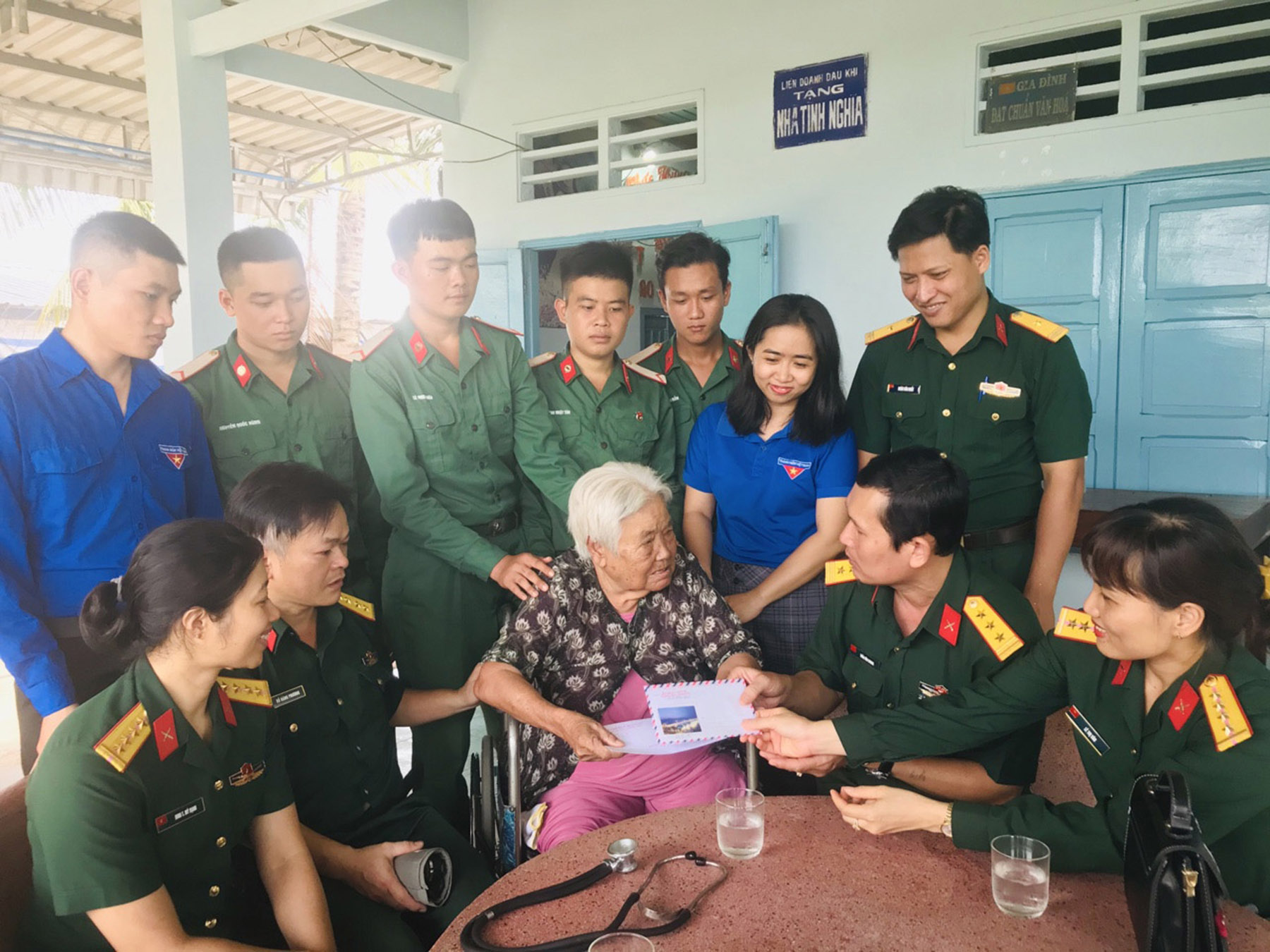 Cán bộ, chiến sĩ Bộ CHQS tỉnh thăm, tặng quà cho Mẹ Việt Nam Anh hùng Nguyễn Thị Chính (ấp Cây Cám, xã Láng Dài, huyện Đất Đỏ).