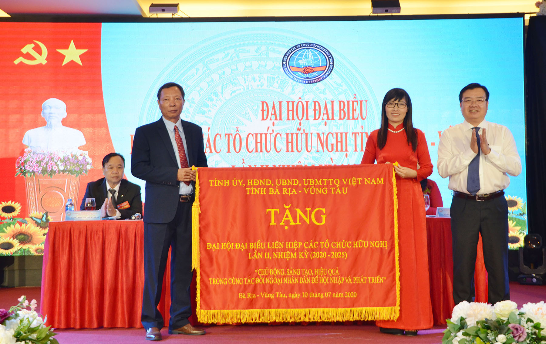 Ông Nguyễn Văn Đồng (bìa phải), Ủy viên Ban Thường vụ, Trưởng Ban Dân vận Tỉnh ủy đến dự và tặng bức trướng của Tỉnh ủy, HĐND, UBND, UBMTTQVN tỉnh với nội dung: “Chủ động, sáng tạo, hiệu quả trong công tác đối ngoại nhân dân để hội nhập và phát triển” cho Liên hiệp.