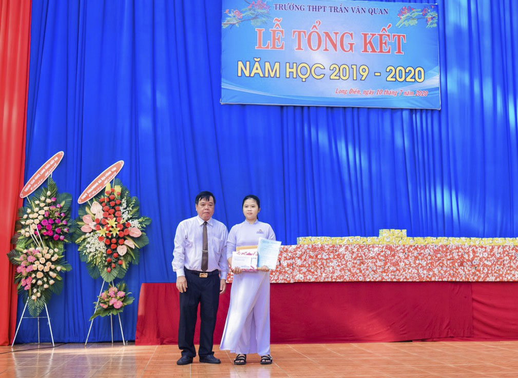 Thừa ủy quyền của Bí thư Tỉnh ủy Nguyễn Hồng Lĩnh, ông Nguyễn Văn Ba, Phó Giám đốc Sở GD-ĐT trao Thư khen và quà tặng của Bí thư Tỉnh ủy cho em Phạm Thị Thùy Trang, HS Trường THPT Trần Văn Quan (huyện Long Điền). 