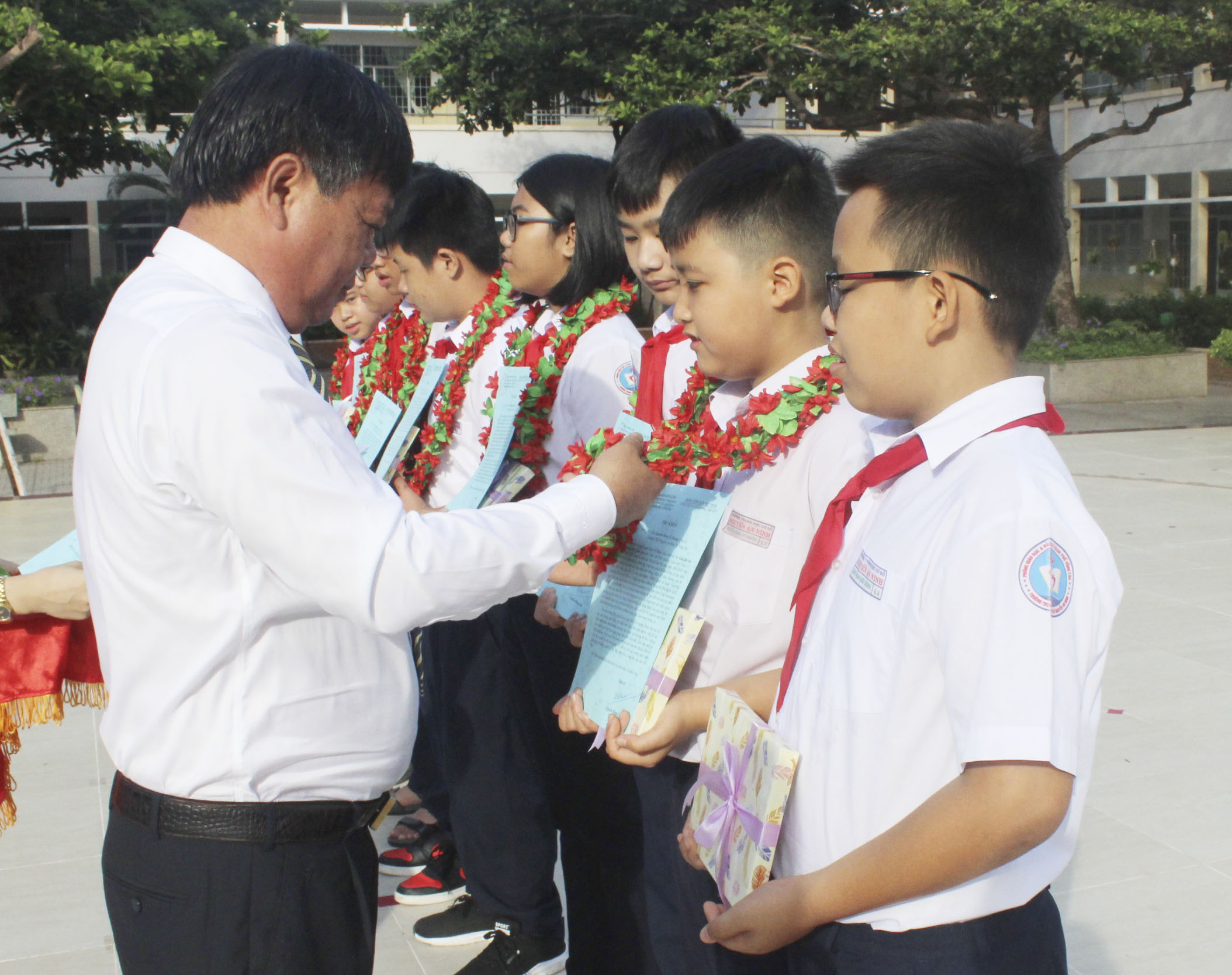 Thừa ủy quyền của Bí thư Tỉnh ủy Nguyễn Hồng Lĩnh, ông Nguyễn Văn Ba, Phó Giám đốc Sở GD-ĐT trao Thư khen và quà tặng của Bí thư Tỉnh ủy cho các HS đạt giải tại các cuộc thi cấp quốc gia và quốc tế.