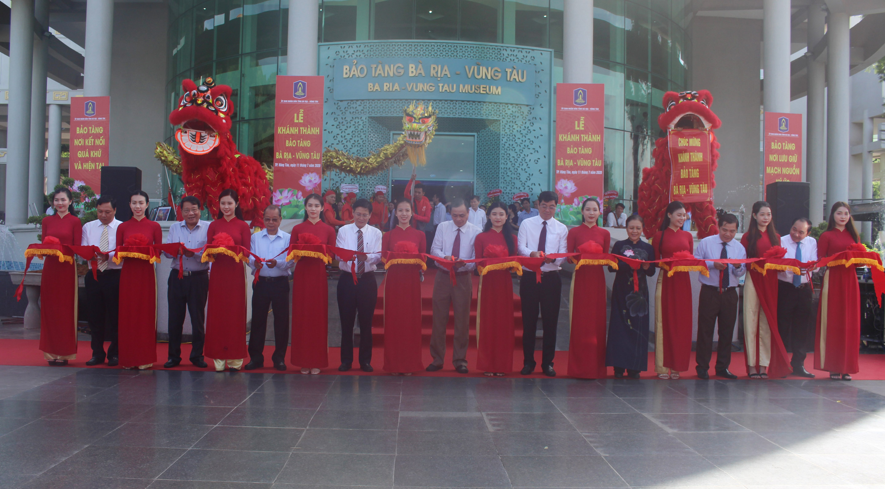 Nghi thức cắt băng khánh thành Bảo tàng tỉnh.