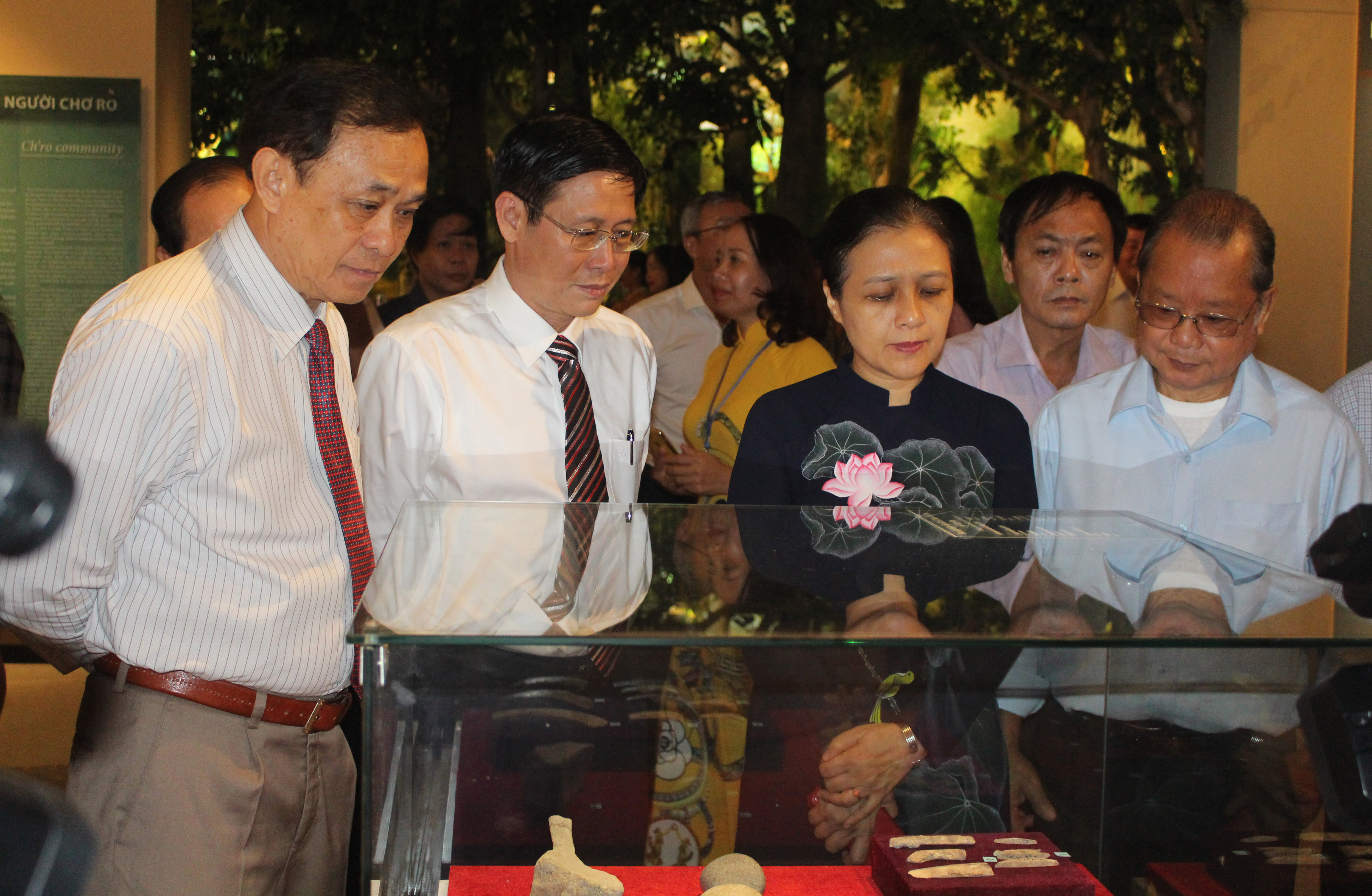Ông Lê Ngọc Khánh, Phó Chủ tịch UBND tỉnh (thứ hai từ trái sang) cùng các đại biểu tham quan Bảo tàng tỉnh.