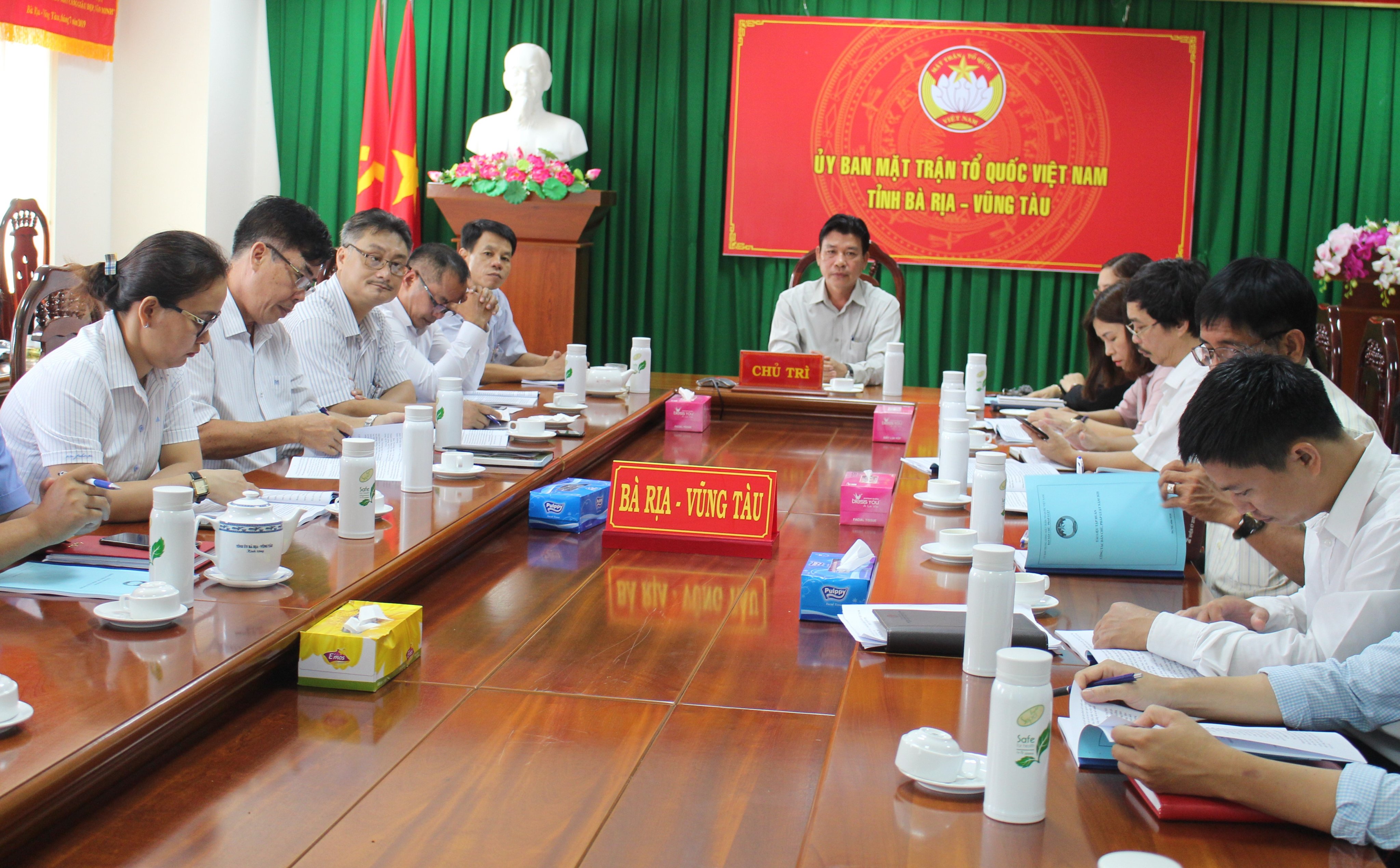 Ông Trần Văn Lợi, Phó Chủ tịch Ủy ban MTTQ Việt Nam tỉnh chủ trì hội nghị tại điểm cầu BR-VT.
