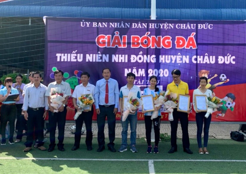 Ban tổ chức trao hoa và thư cảm ơn cho các đơn vị tài trợ giải.