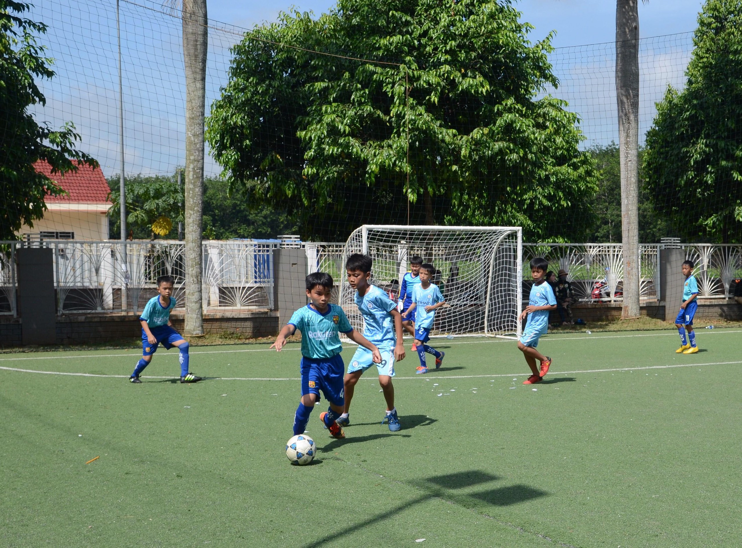 Pha tranh bóng giữa cầu thủ đội U11 xã Suối Nghệ với U11 xã Xà Bang.