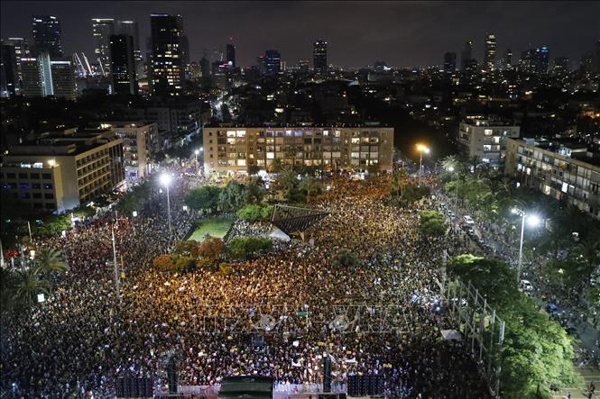 Người dân Israel tham gia biểu tình phản đối cách ứng phó của Chính phủ với đại dịch COVID-19, tại Tel Aviv, ngày 11/7/2020. Ảnh: AFP