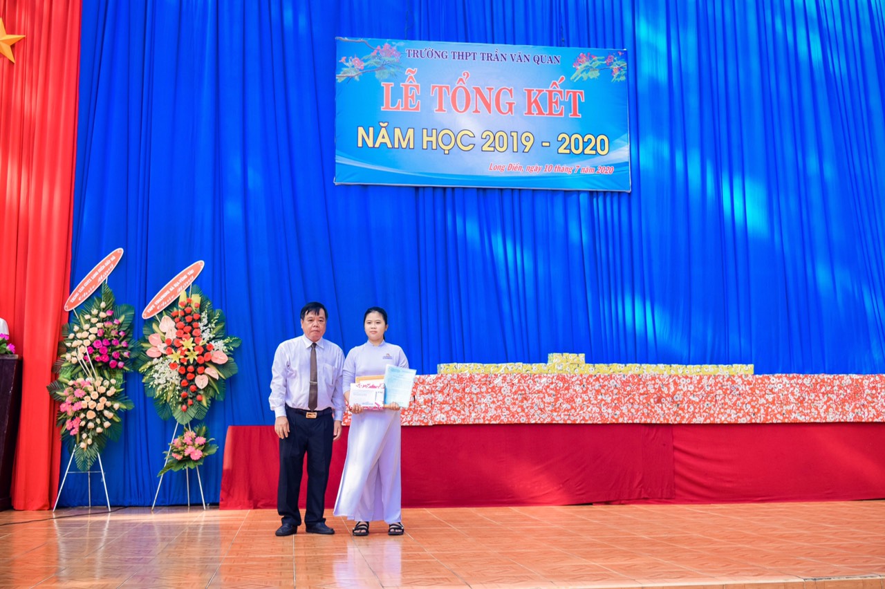Ông Nguyễn Văn Ba, Phó Giám đốc Sở GD-ĐT trao Thư khen và quà tặng của ông Nguyễn Hồng Lĩnh, Ủy viên Trung ương Đảng, Bí thư Tỉnh ủy, Chủ tịch HĐND tỉnh đến em Phạm Thị Thùy Trang.