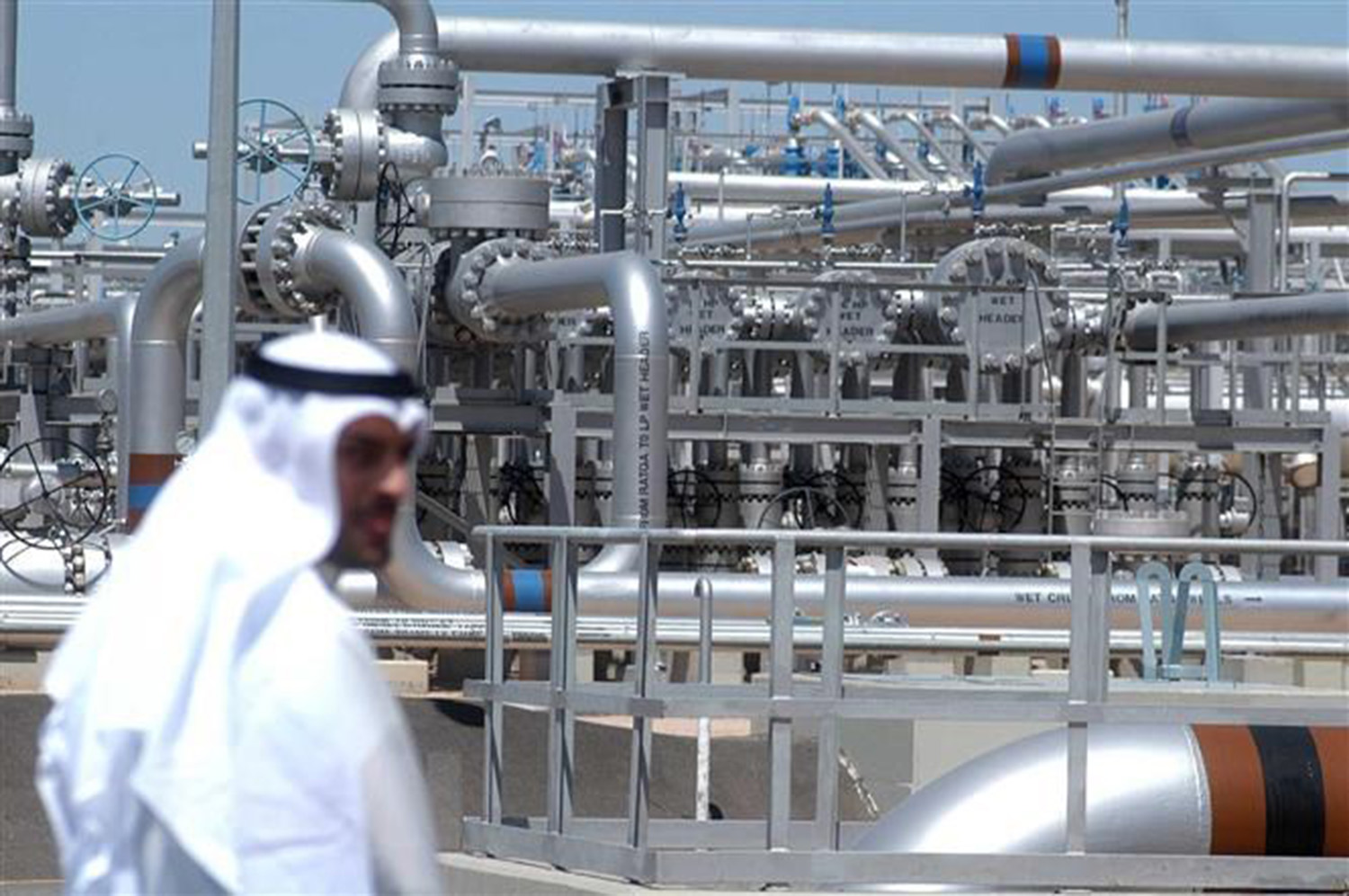 Một cơ sở khai thác dầu tại Al-Rawdhatain, Kuwait.