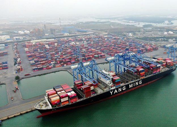 Tàu Yangming cập cảng TCIT. Ảnh: THỤY NHIÊN