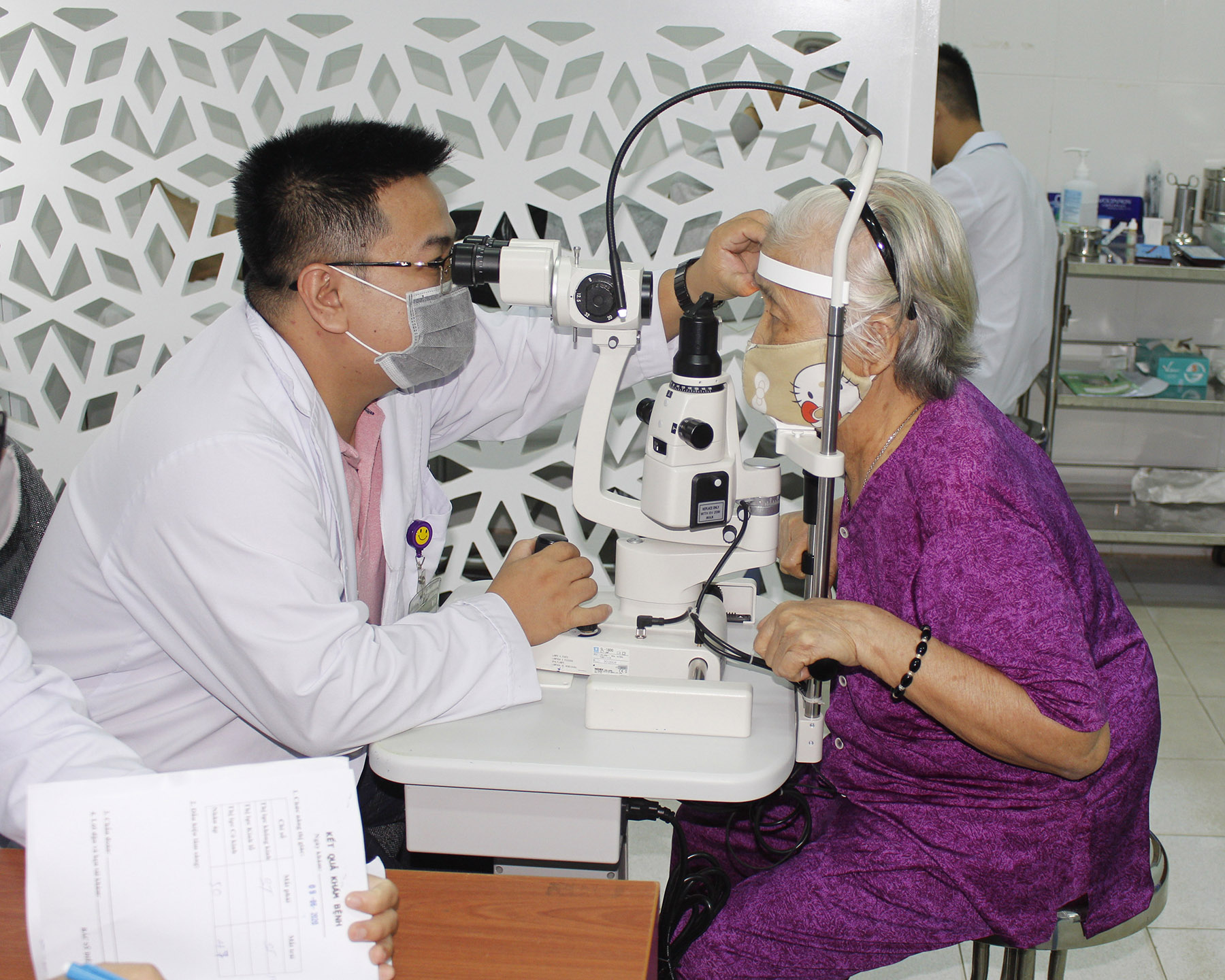 Bác sĩ Bệnh viện Mắt tỉnh khám bệnh cườm nước cho người cao tuổi. Ảnh: HOÀNG HƯỜNG