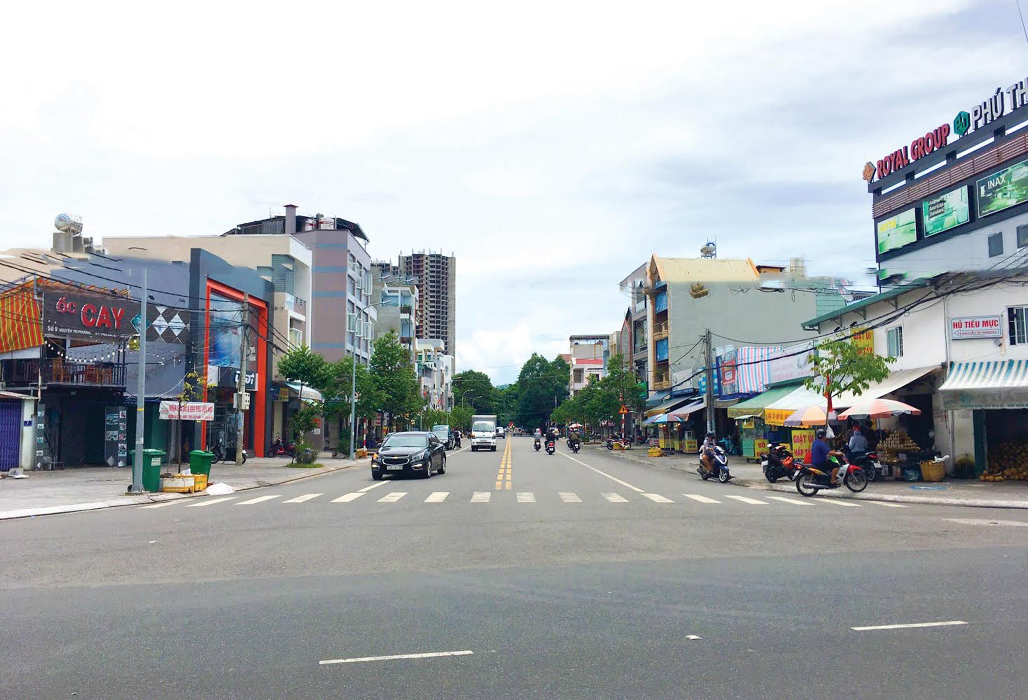 Đường Nguyễn Tri Phương được mở rộng thông thoáng, tạo điều kiện cho người dân đi lại, buôn bán  thuận tiện hơn. Ảnh: NGUYỄN ĐỨC
