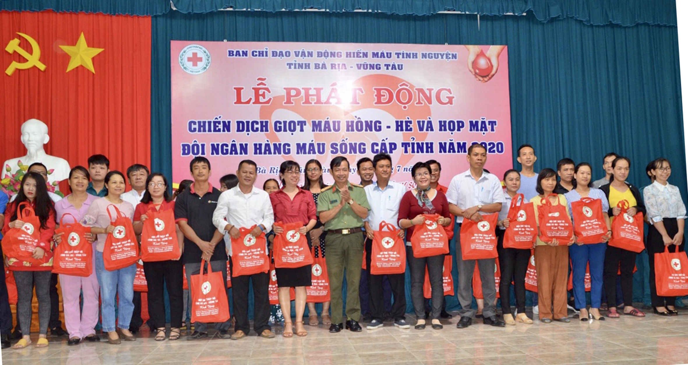 Anh Hà Anh Tuấn (thứ 6 từ trái qua) dự buổi họp mặt Đội ngân hàng máu sống tỉnh (7/2020).