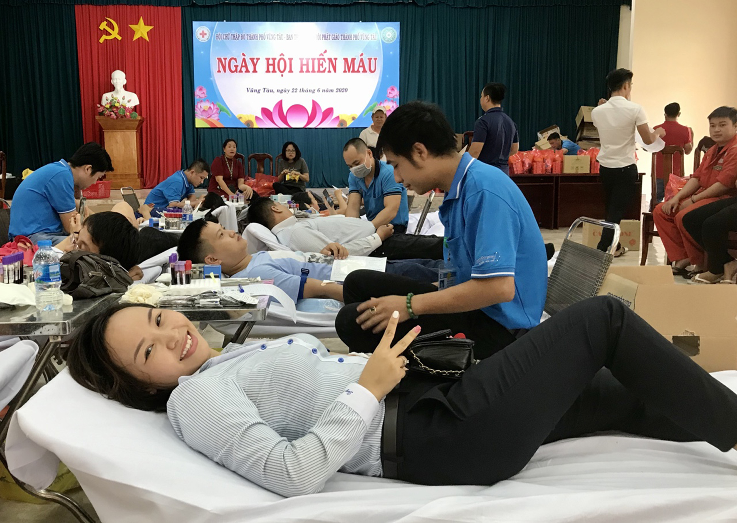 Người dân TP. Vũng Tàu tham gia hiến máu tình nguyện.