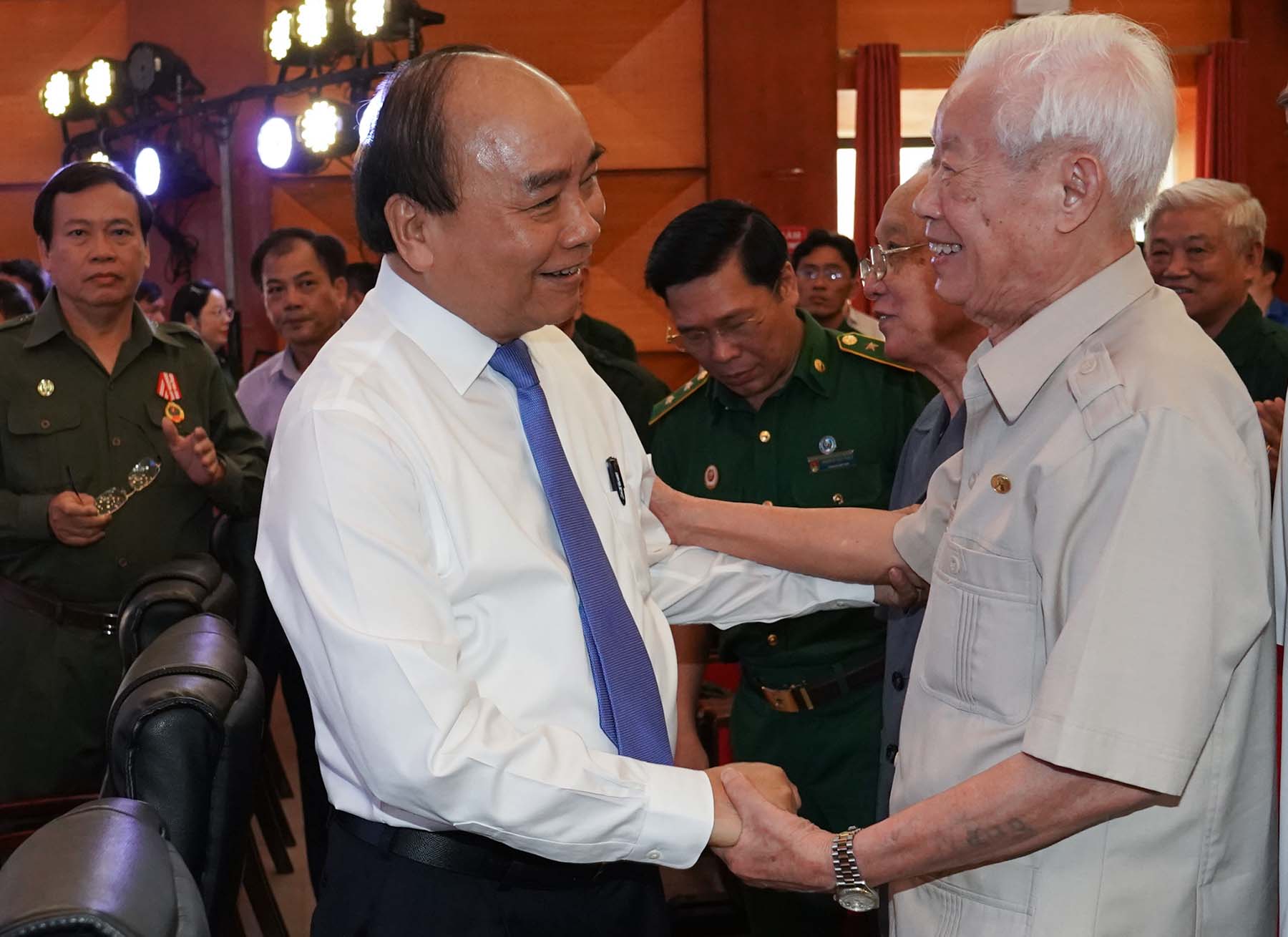 Thủ tướng Nguyễn Xuân Phúc thăm hỏi các cựu TNXP. Ảnh: QUANG HIẾU