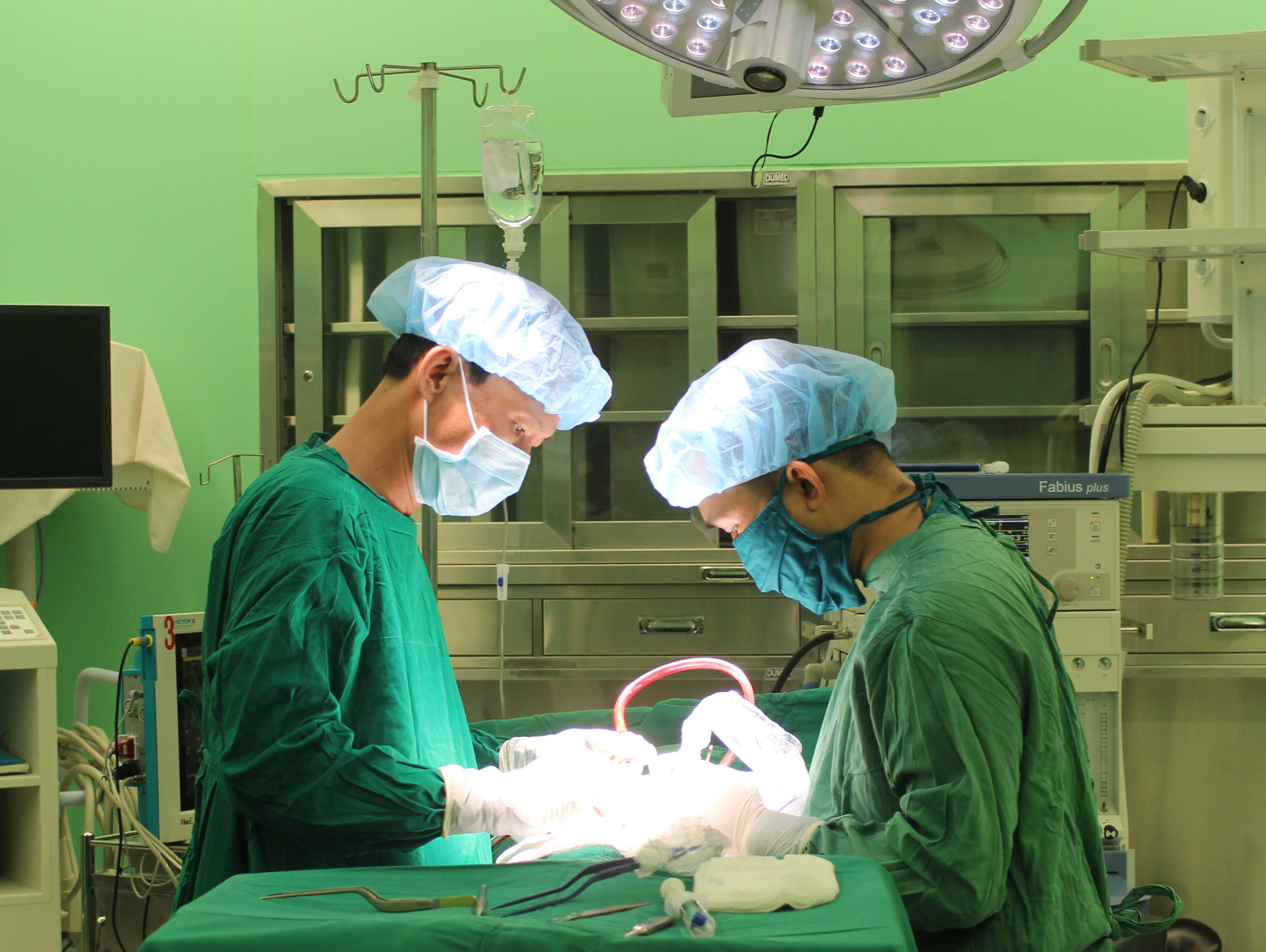Thời gian tới, Bệnh viện Bà Rịa tiếp tục đưa vào triển khai nhiều kỹ thuật cao trong chăm sóc và điều trị bệnh nhân. Trong ảnh: Bác sĩ Bệnh viện Bà Rịa phẫu thuật thoát vị đĩa đệm cho bệnh nhân.