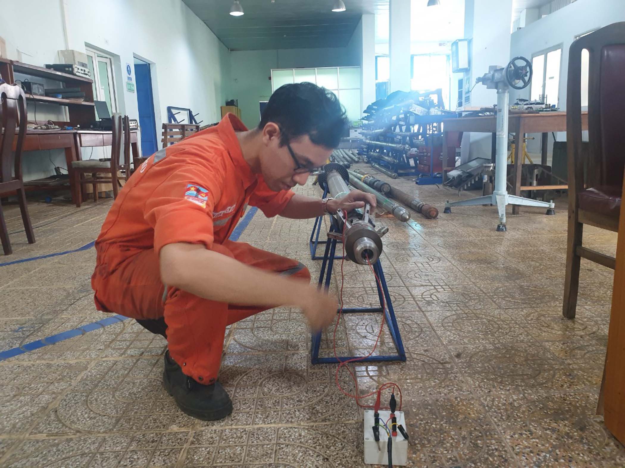 Kỹ sư Đỗ Phi Long bên sản phẩm sáng kiến “Thiết kế và chế tạo hệ thống máy đo khuyết tật ống chống giếng khoan bằng hệ đa cảm biến LVDT đo bán kính từ phía trong theo 40 và 60 sector”.