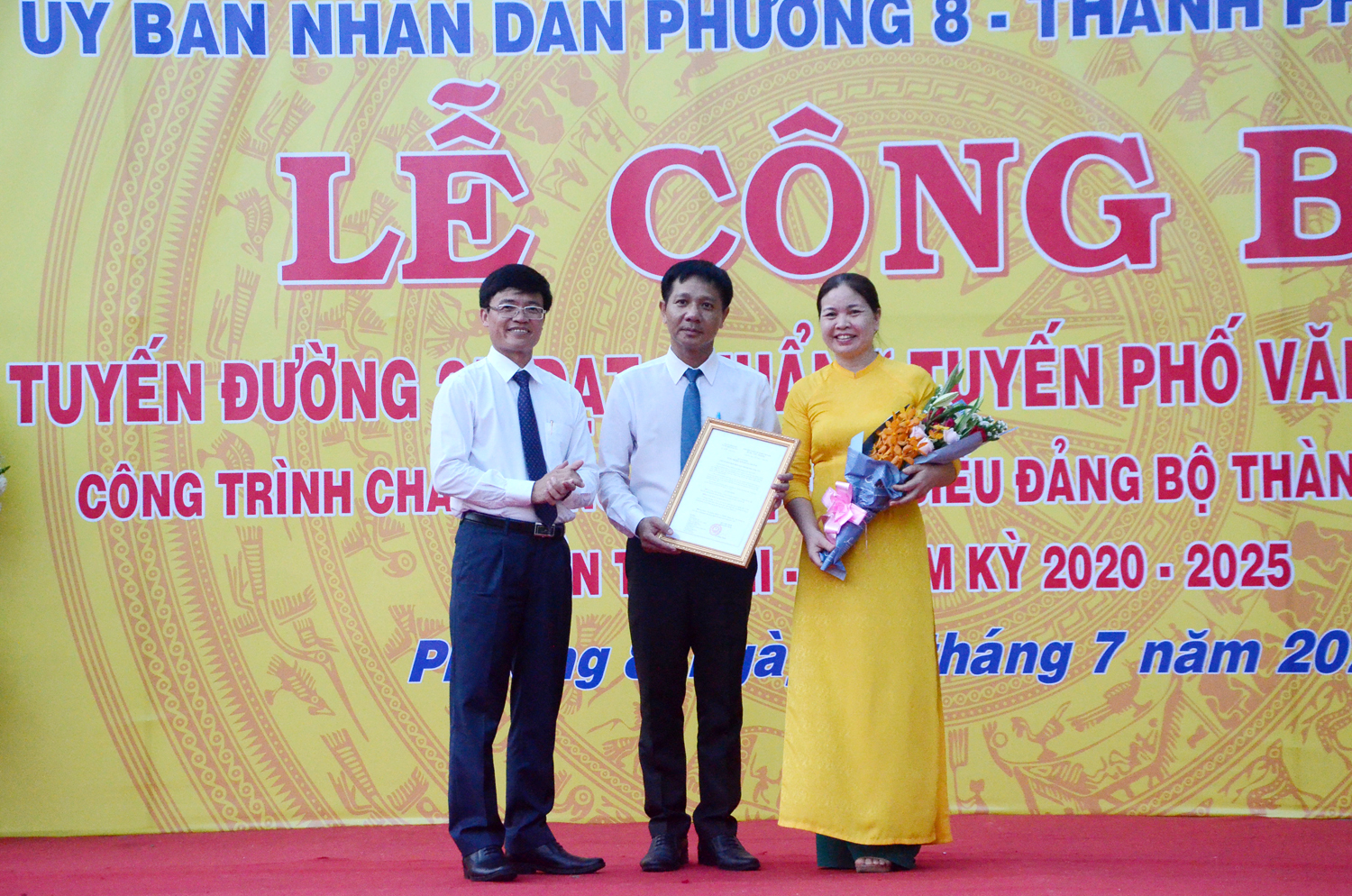 Ông Vũ Hồng Thuấn, Phó Chủ tịch UBND TP. Vũng Tàu trao Quyết định công nhận tuyến đường 2/9 (đoạn từ Lê Hồng Phong đến Nguyễn An Ninh), phường 8, TP. Vũng Tàu đạt chuẩn “Tuyến đường văn minh đô thị”. 