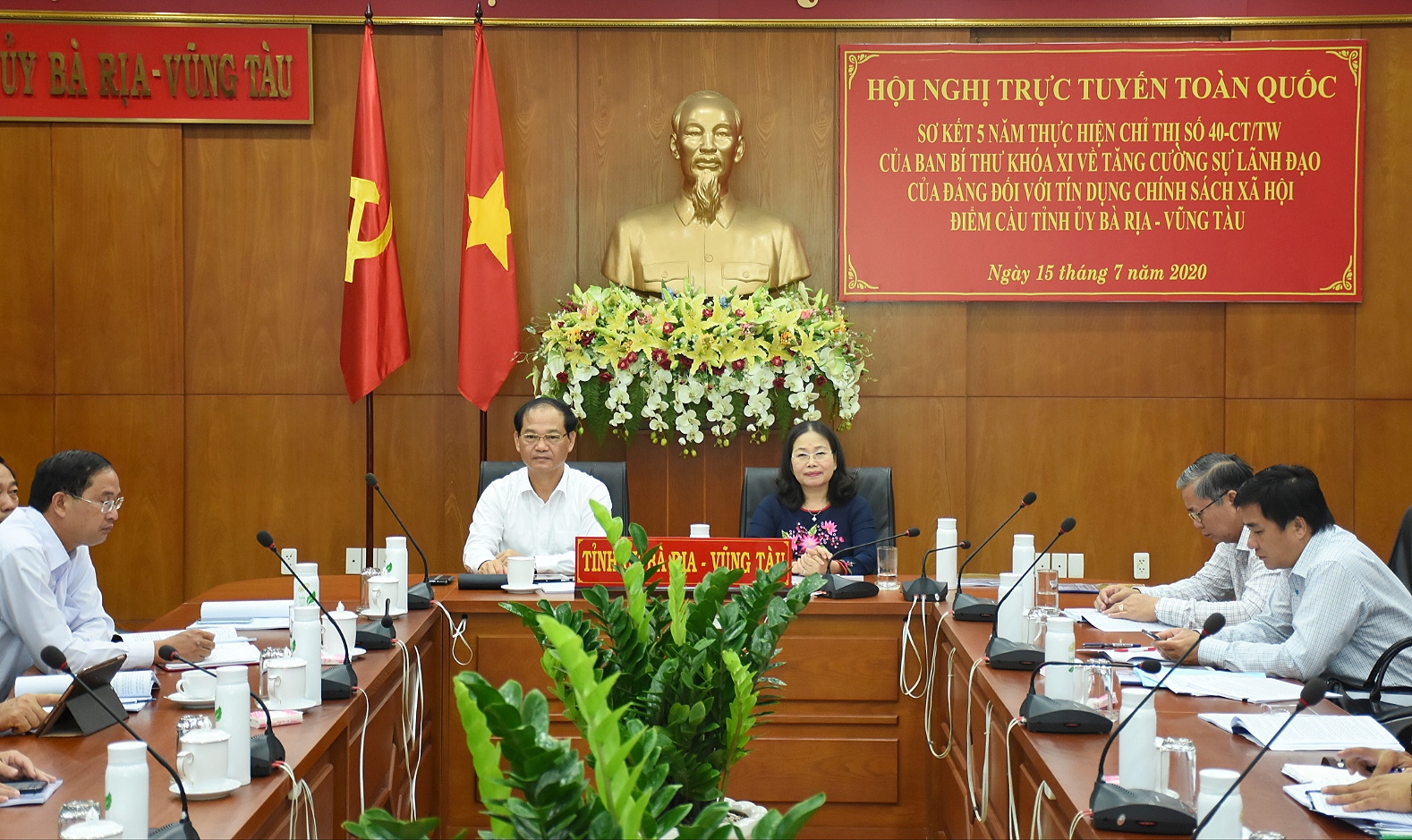 Bà Nguyễn Thị Yến, Phó Bí thư Thường trực Tỉnh ủy, Trưởng Đoàn ĐBQH tỉnh; ông Mai Ngọc Thuận, Ủy viên Ban Thường vụ Tỉnh ủy, Phó Chủ tịch HĐND tỉnh tham dự Hội nghị tại đầu cầu BR-VT.