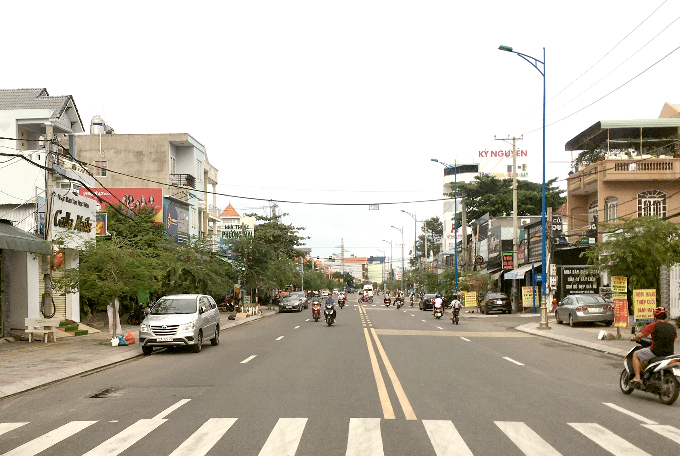 Đường Nguyễn Hữu Cảnh được nâng cấp, mở rộng khang trang, tạo thuận lợi cho việc đi lại của người dân.