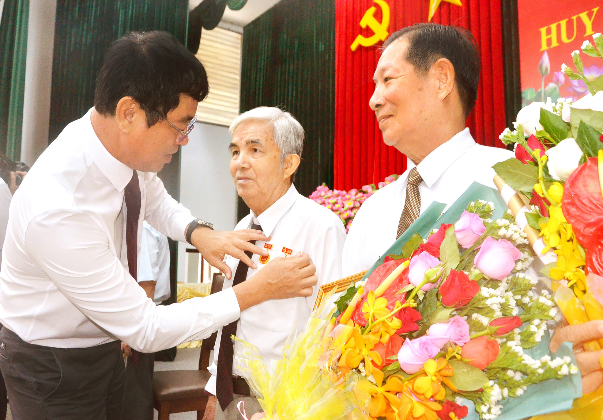 Đồng chí Trần Đình Khoa, Ủy viên Ban Thường vụ Tỉnh ủy, Bí thư  Thành ủy Vũng Tàu trao Huy hiệu Đảng cho các đảng viên đợt 19/5/2020.  Ảnh: CẨM NHUNG