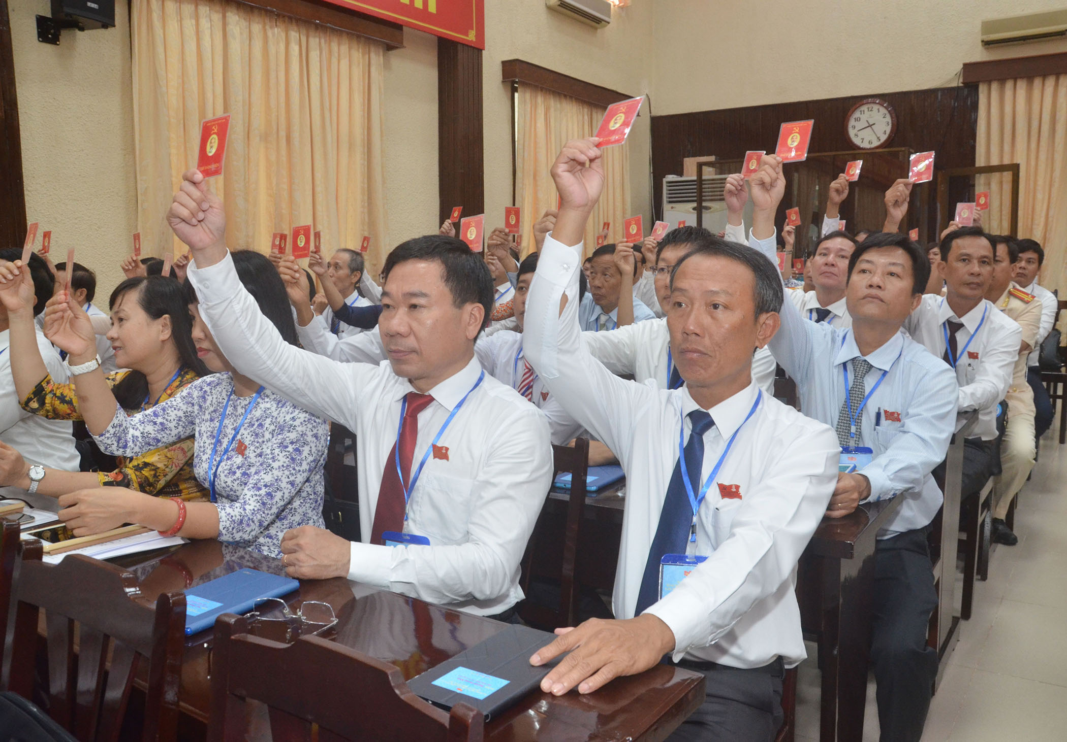 Đại biểu biểu quyết thông qua chương trình làm việc chính thức của Đại hội.  
