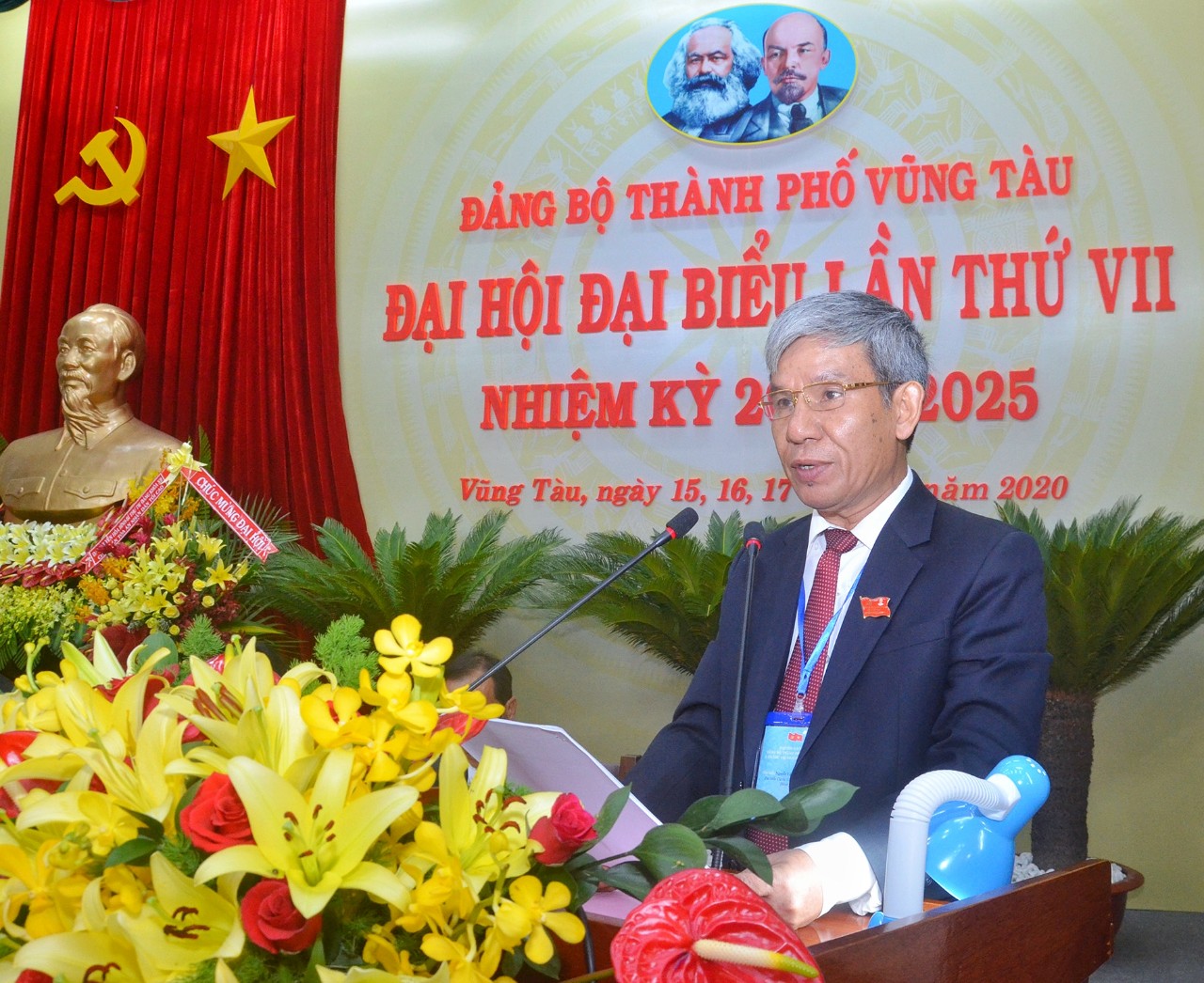 Đồng chí Nguyễn Lập, Tỉnh ủy viên, Chủ tịch UBND TP. Vũng Tàu trình bày Báo cáo chính trị tại Đại hội.