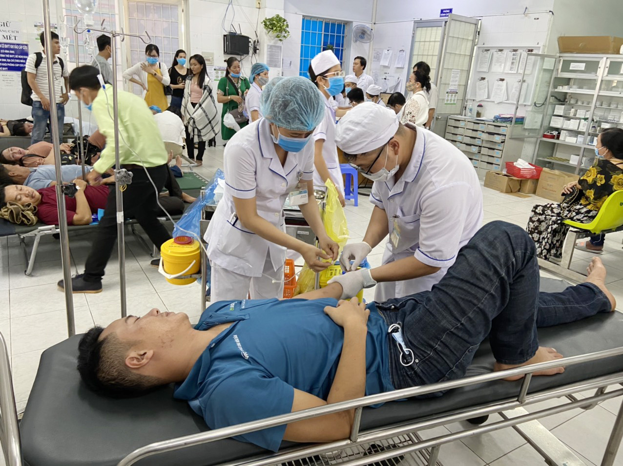 Nhân viên y tế Bệnh viện Lê Lợi cấp cứu cho một bệnh nhân bị ngộ độc.