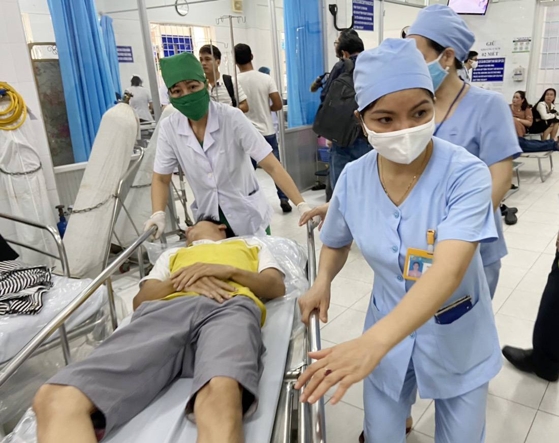 Nhân viên y tế tiếp nhận bệnh nhân