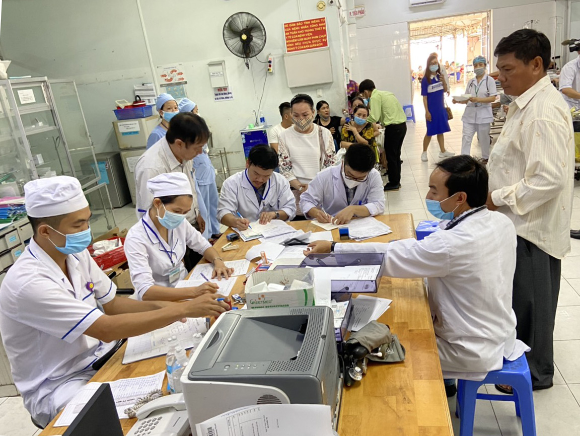 Bệnh viện Lê Lợi đã huy động hàng chục bác sĩ và nhân viên y tế phục vụ công tác cấp cứu.