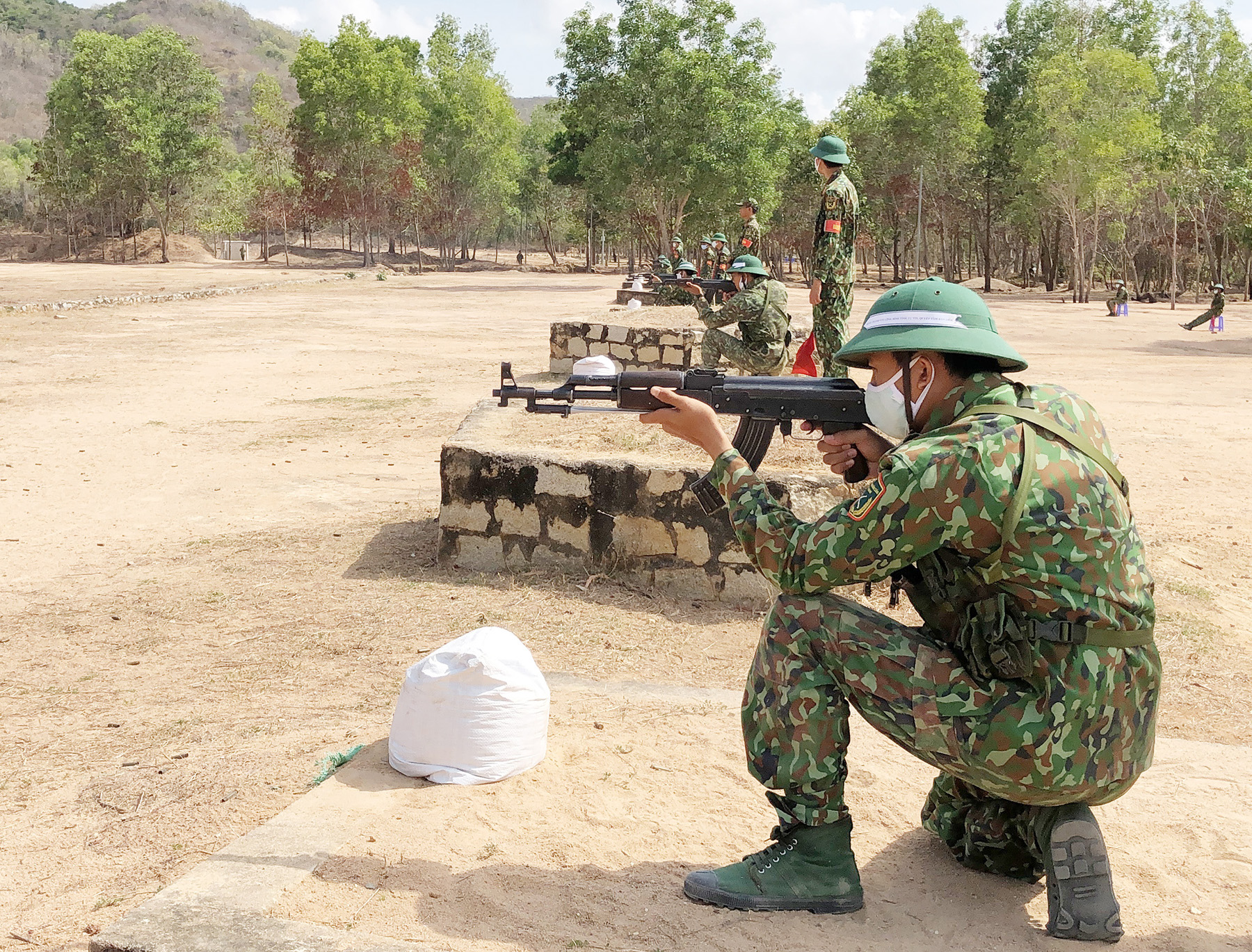 Chiến sĩ mới tham gia huấn luyện bắn súng AK tại Trung đoàn Minh Đạm.