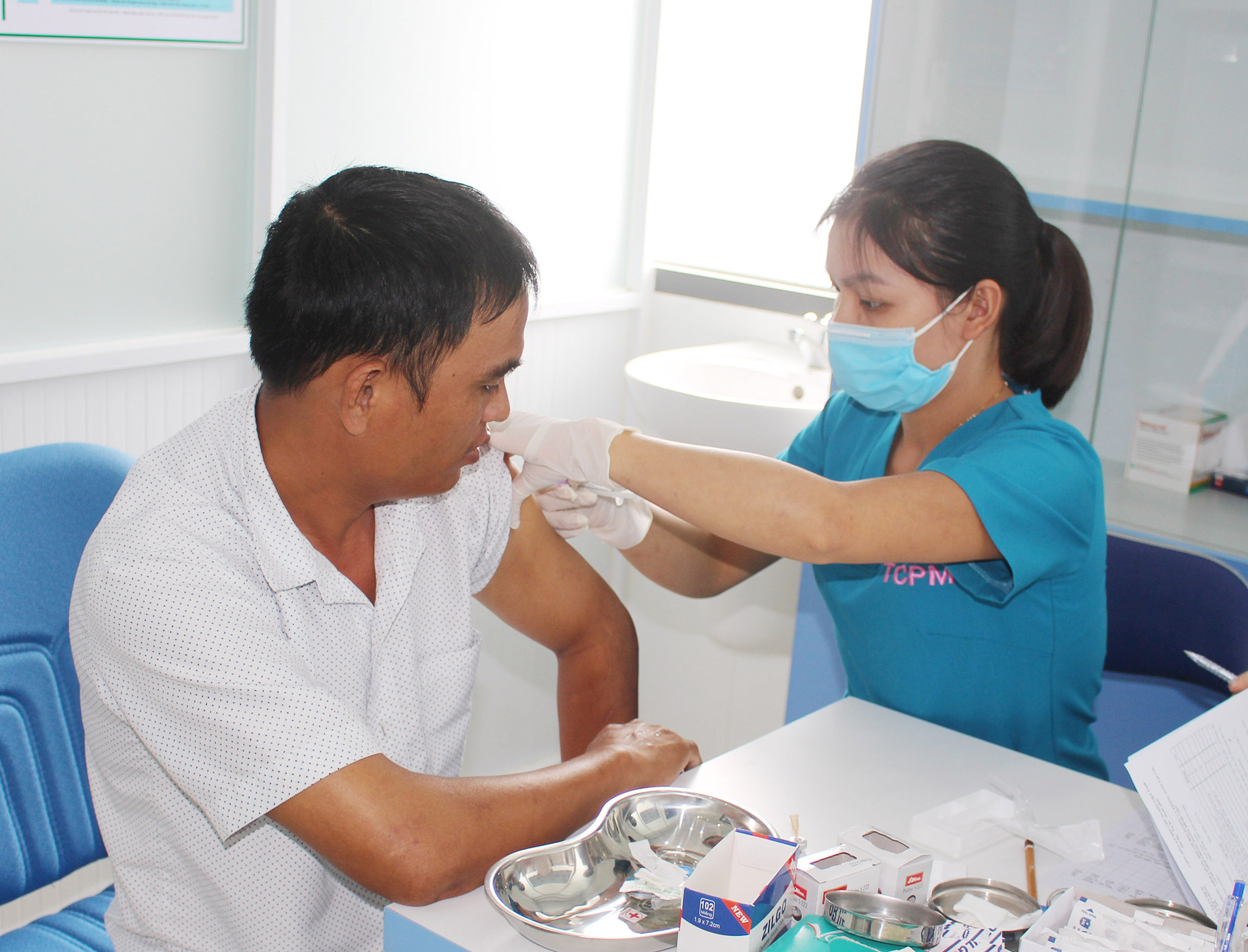 Thu hút xã hội hóa nhằm đáp ứng nhu cầu khám chữa bệnh chất lượng cao của người dân. Trong ảnh: Nhân viên Trung tâm Dịch vụ tiêm chủng Phú Mỹ chích ngừa phòng bệnh dại cho người dân. Ảnh: HOÀNG HƯỜNG