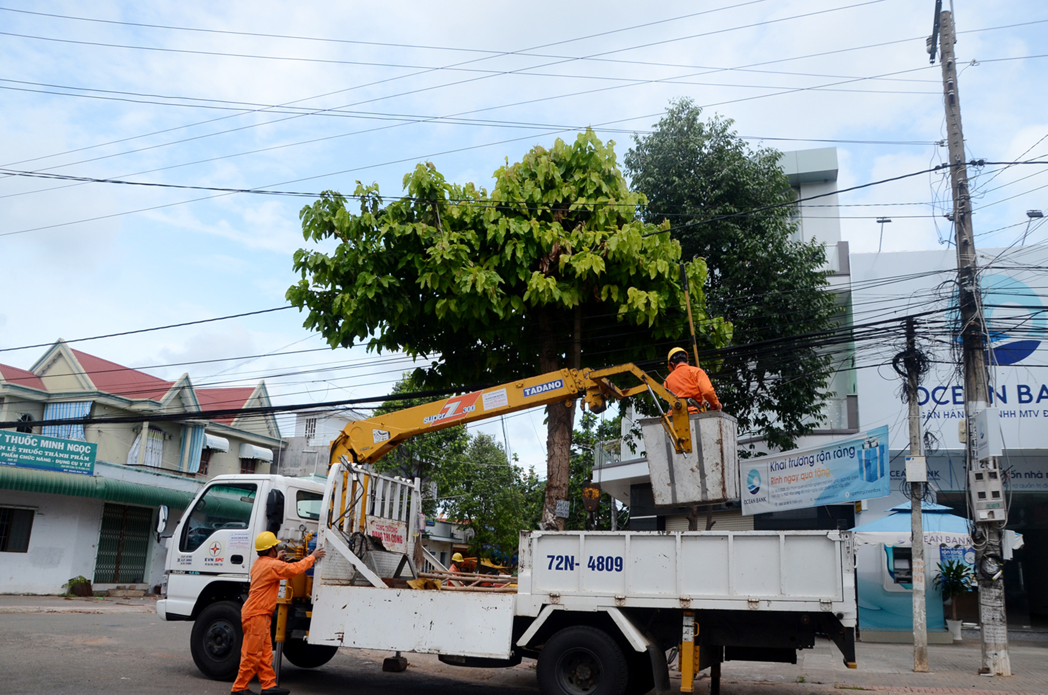 Nhân viên Công ty Điện lực BR-VT kiểm tra hệ thống dây tại khu vực xã Hòa Long, TP. Bà Rịa.