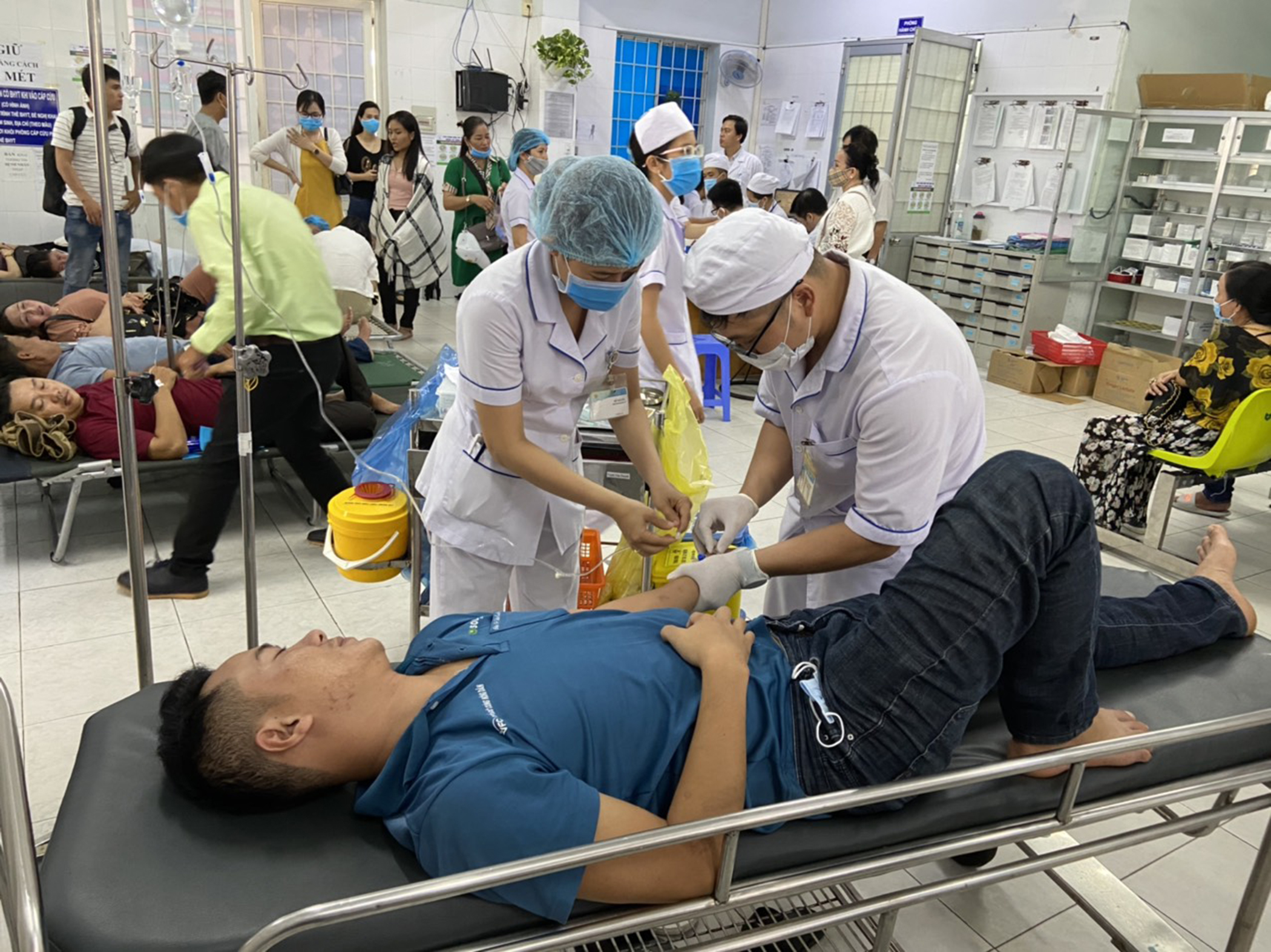 Nhân viên y tế của Bệnh viện Lê Lợi cấp cứu cho một trường hợp bị ngộ độc thực phẩm.