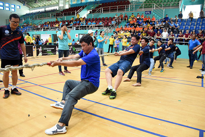 Các VĐV thi đấu môn kéo co.