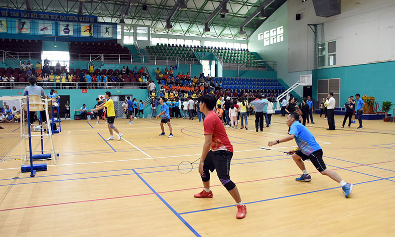 Các VĐV thi đấu môn cầu lông.
