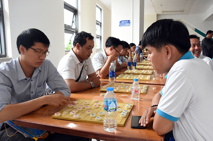 Các VĐV thi đấu mon cờ tướng.