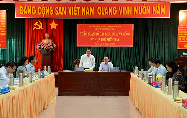 Ông Nguyễn Văn Xinh, Ủy viên Ban Thường vụ Tỉnh ủy, Trưởng ban Tuyên giáo Tỉnh ủy, Trưởng ban Văn hóa - Xã hội HĐND tỉnh chủ điều hành thảo luận Tổ đại biểu số 5 và tổ 6. Ảnh: VÂN ANH