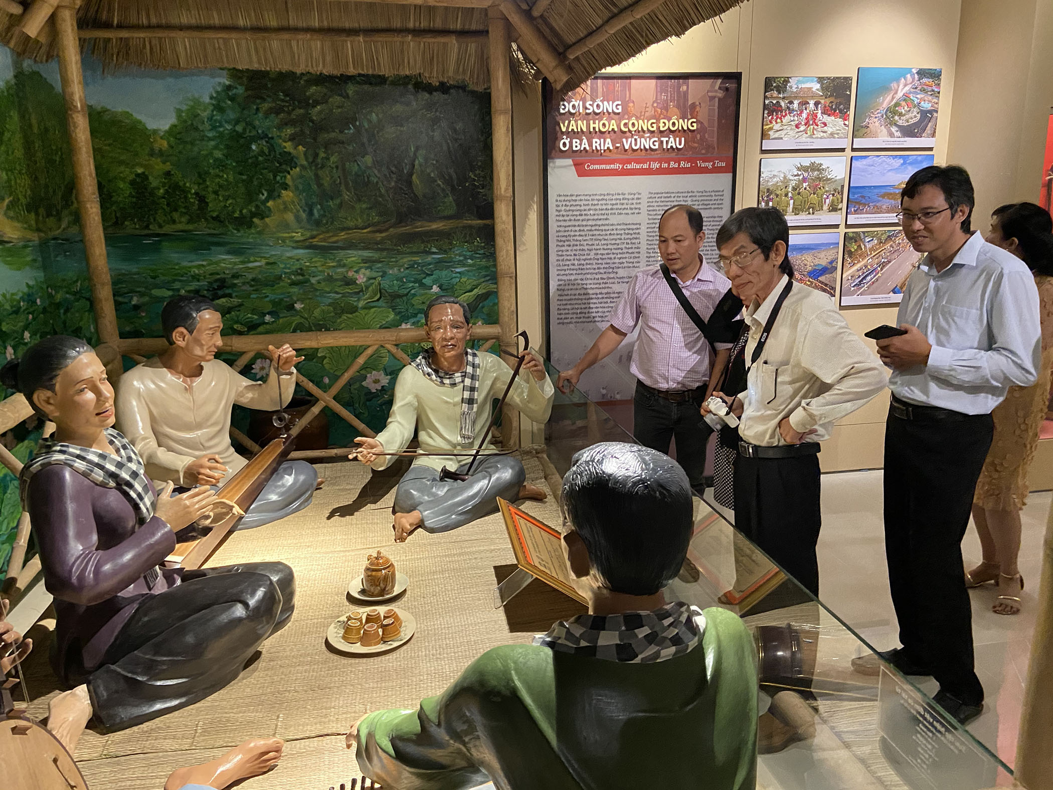 Khách tham quan các khu trưng bày tại Bảo tàng tỉnh.