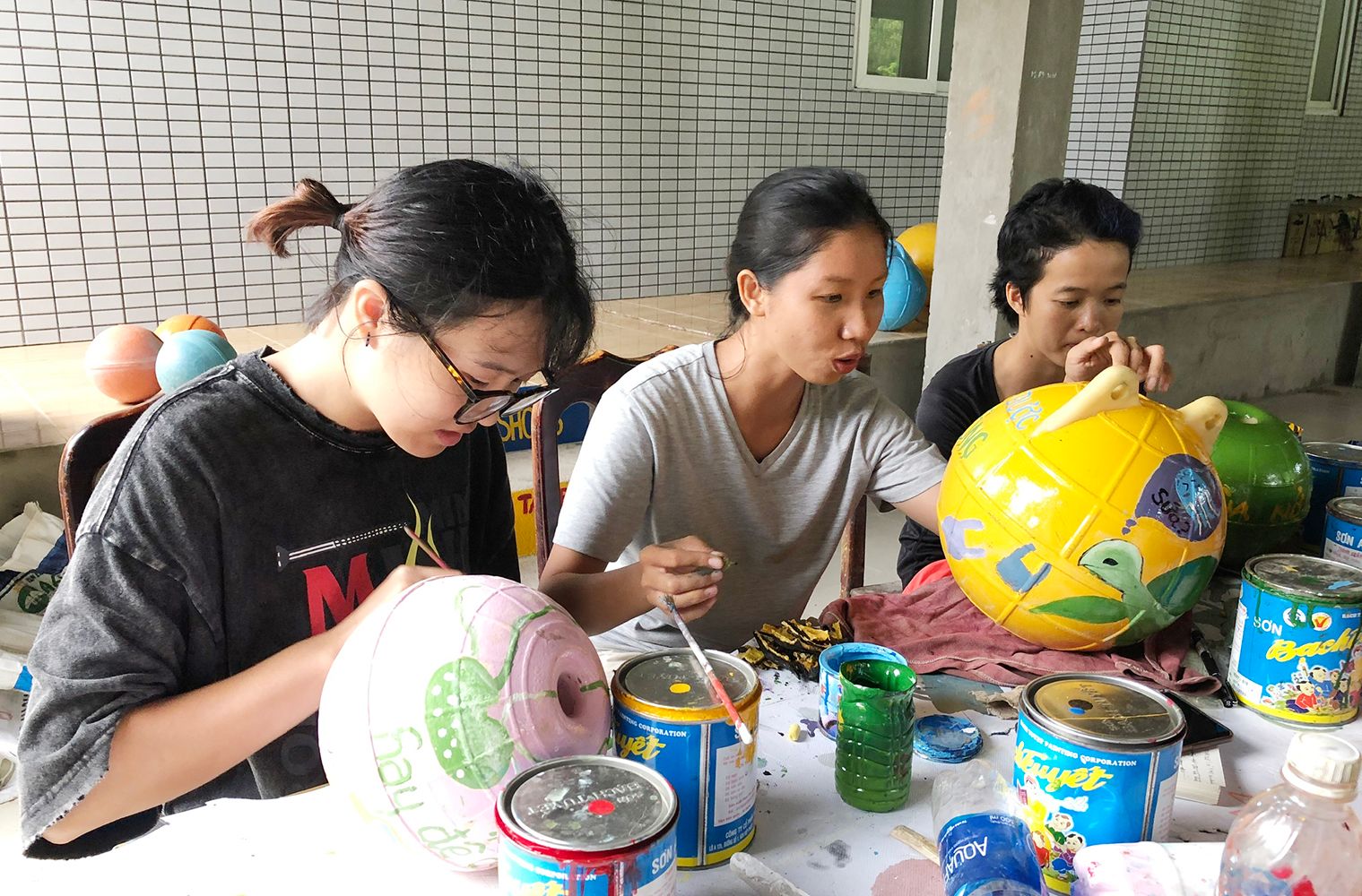 Những chiếc phao cũ được các tình nguyện viên tận dụng vẽ tranh cổ động  cho công tác bảo tồn rùa biển.
