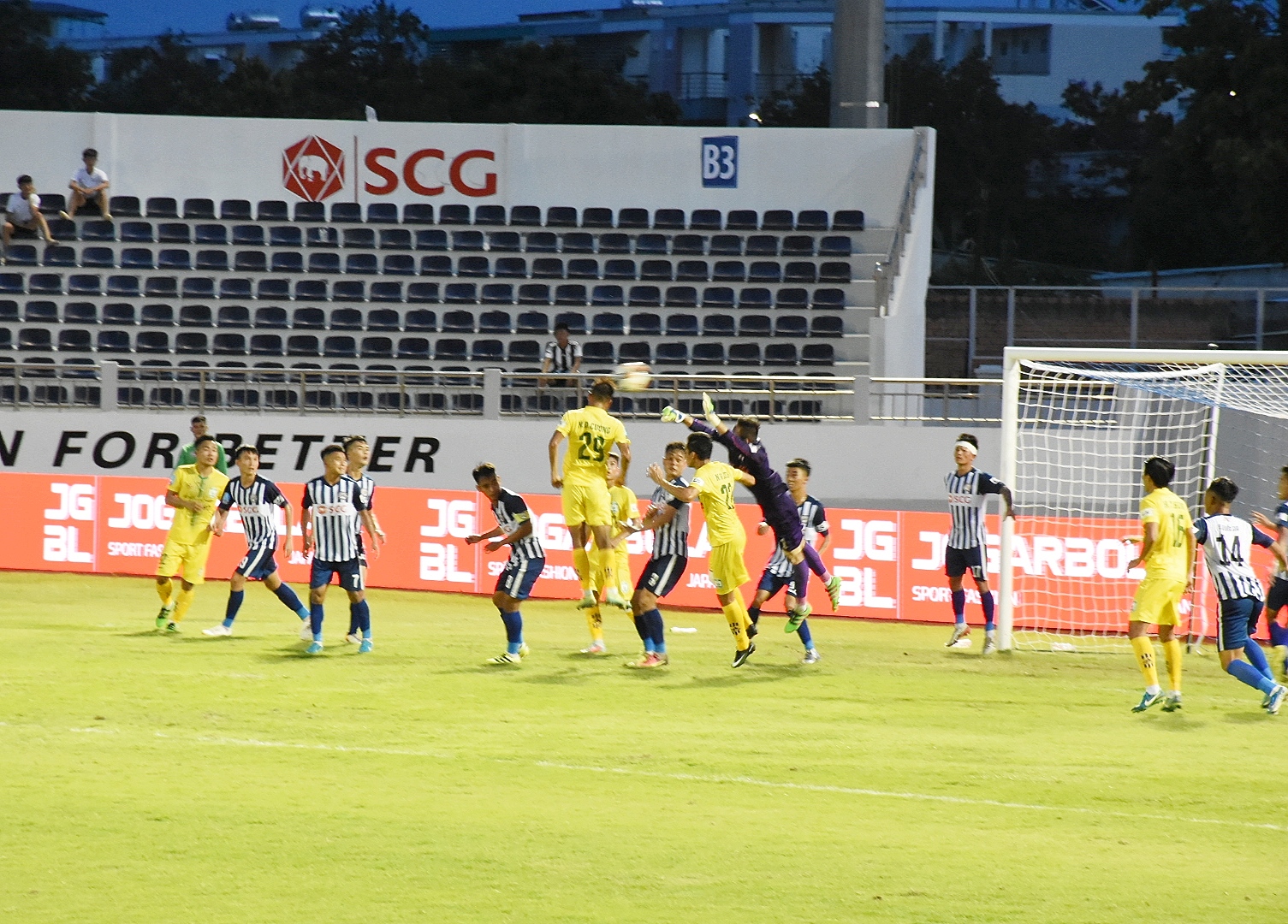 Tuy nhiên, sai lầm của hàng phòng ngự và thủ môn đã khiến BR-VT chịu kết quả hòa 1-1.