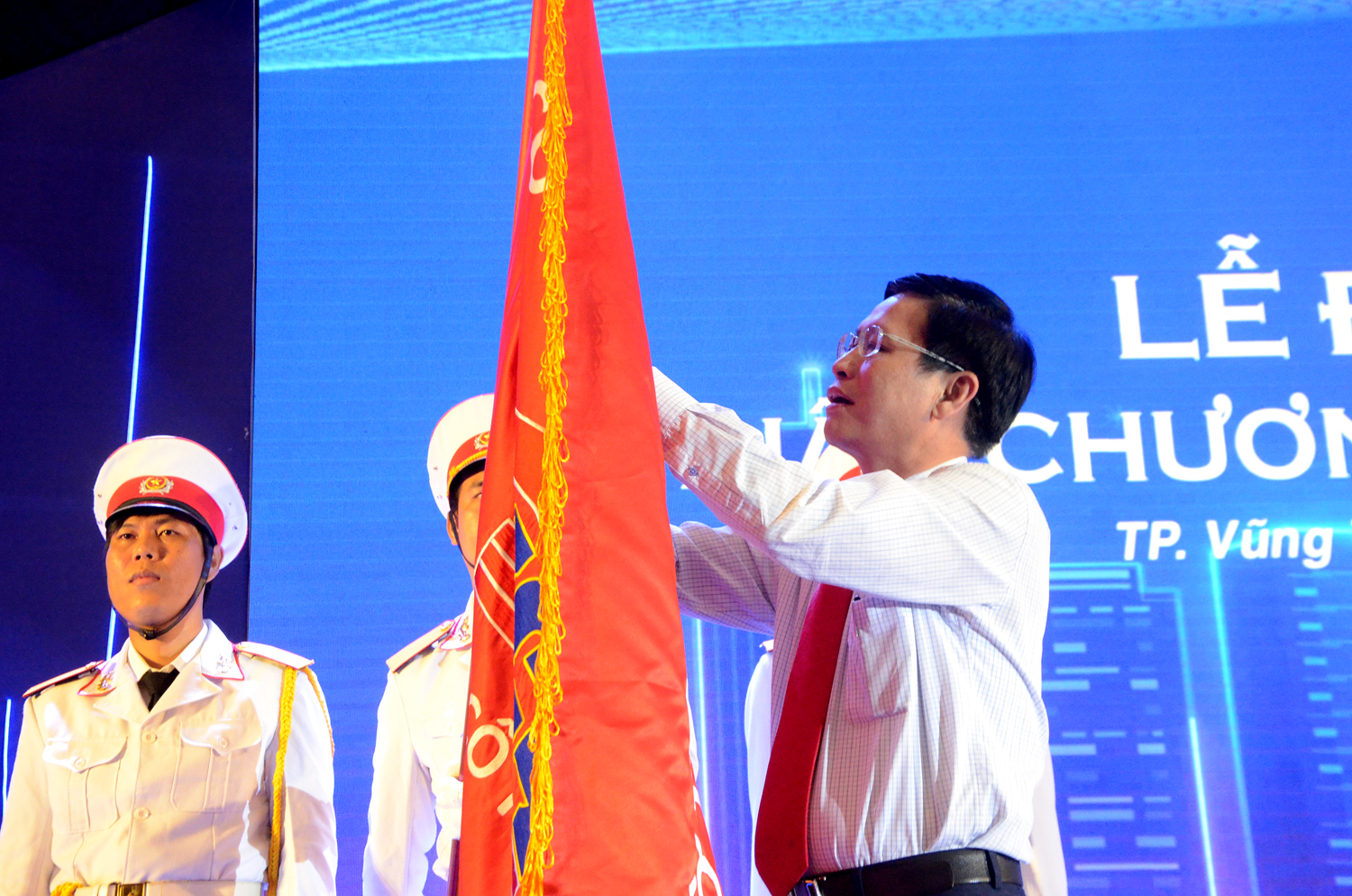 Thừa ủy quyền của Chủ tịch nước, ông Lê Ngọc Khánh, Phó Chủ tịch UBND tỉnh trao tặng Huân chương Lao động hạng Ba cho lãnh đạo DIC Cons.