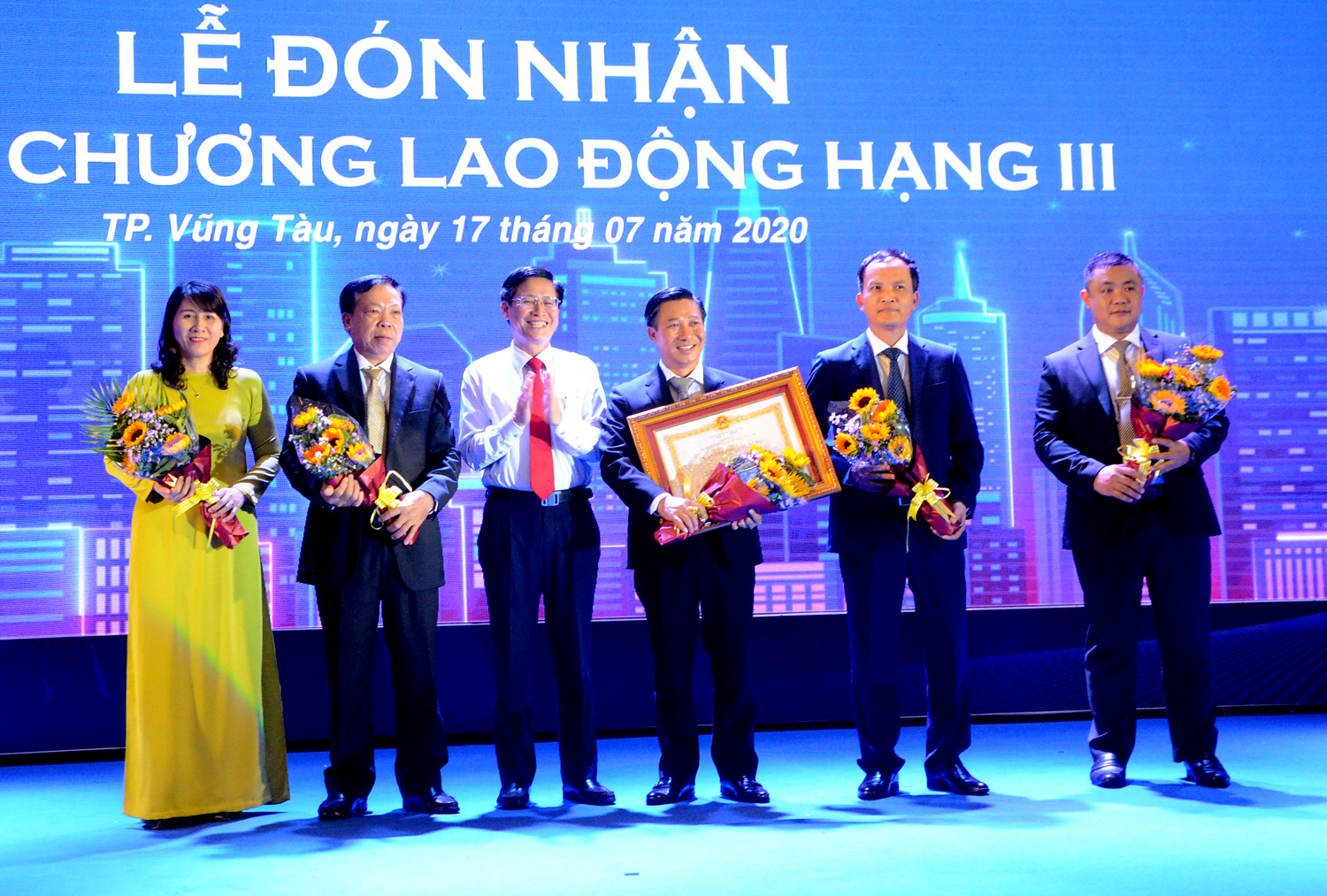 Thừa ủy quyền của Chủ tịch nước, ông Lê Ngọc Khánh, Phó Chủ tịch UBND tỉnh trao tặng Huân chương Lao động hạng Ba cho lãnh đạo DIC Cons.