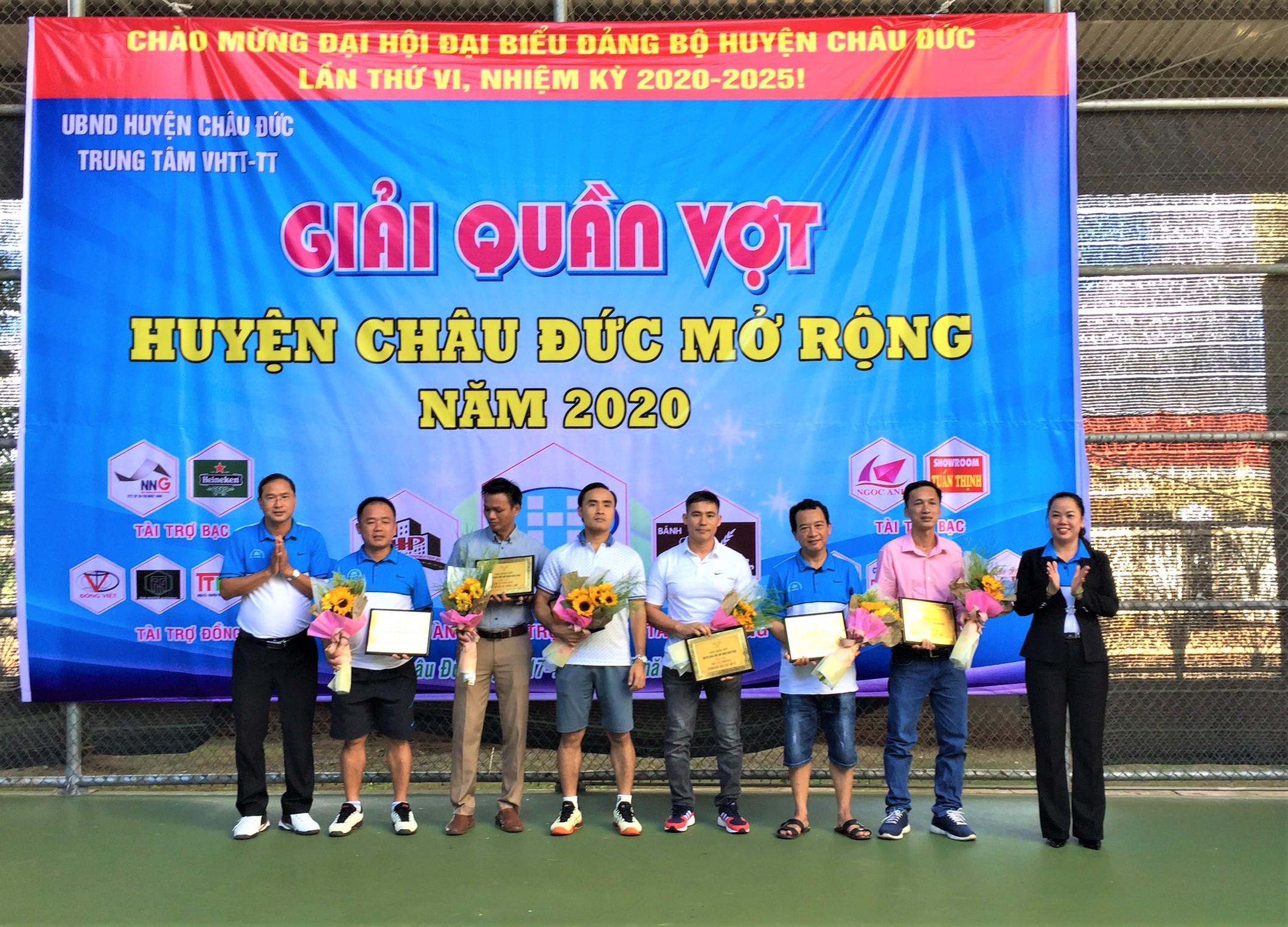 ông Nguyễn Tấn Bản, Phó Bí thư Thường trực Huyện ủy - Phó Chủ tịch UBND huyện Châu Đức trao hoa và thư cảm ơn cho các đơn vị tài trợ giải