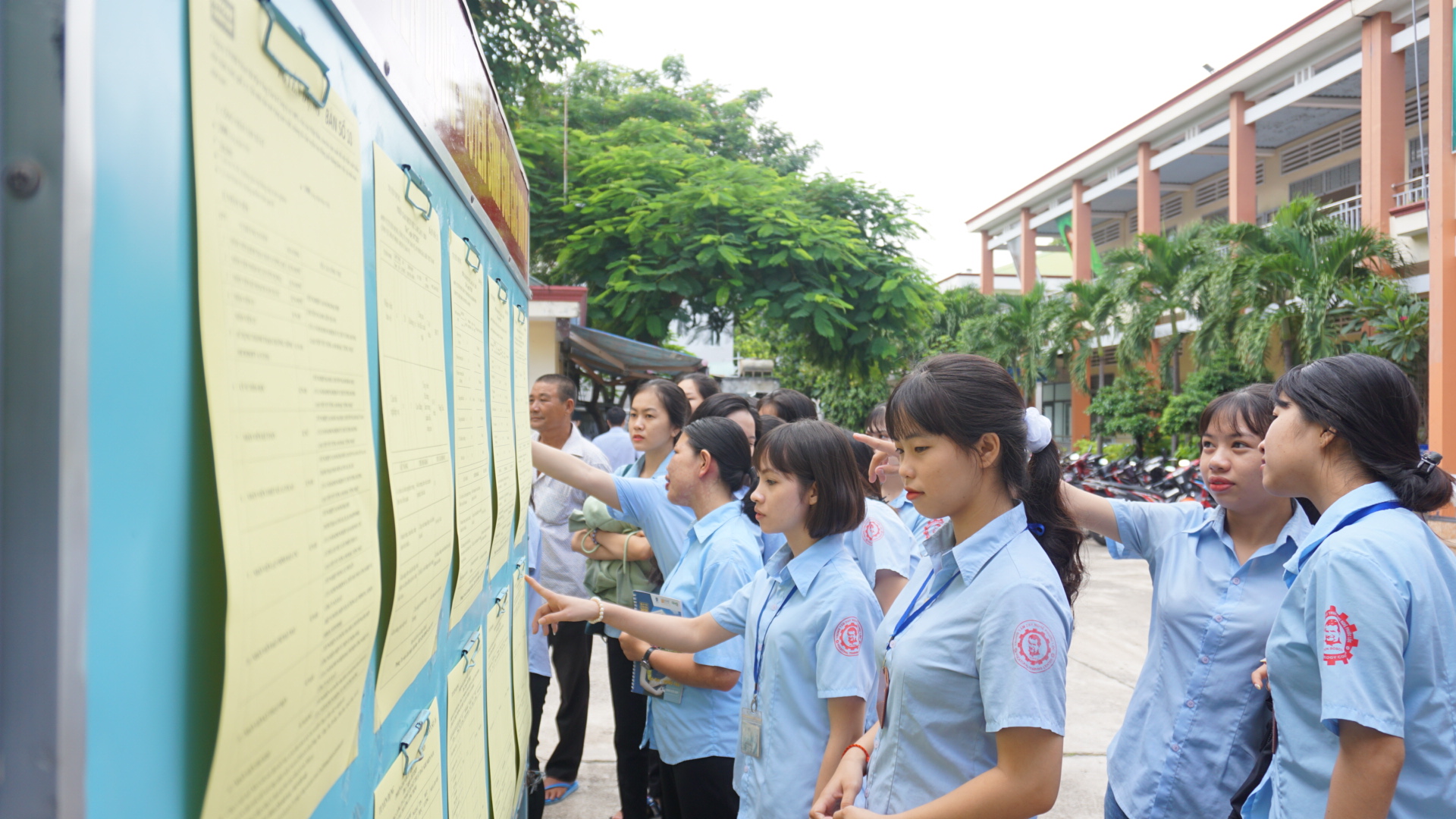 Người lao động tìm hiểu thông tin về nhu cầu tuyển dụng.