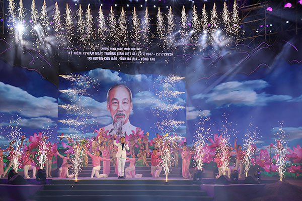Chương trình nghệ thuật đã tái hiện hình ảnh những ngày đấu tranh bất khuất ở nhà tù Côn Đảo - trường học cách mạng của hàng vạn người Việt Nam yêu nước.
