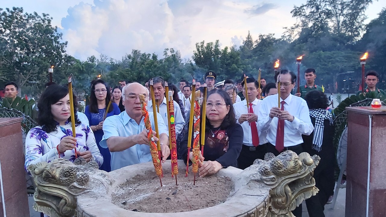 Bà Nguyễn Thị Yến, Phó Bí thư Thường trực Tỉnh ủy, Trưởng Đoàn ĐBQH tỉnh và các đại biểu dâng hương viếng Nghĩa trang Hàng Dương. Ảnh: CTV