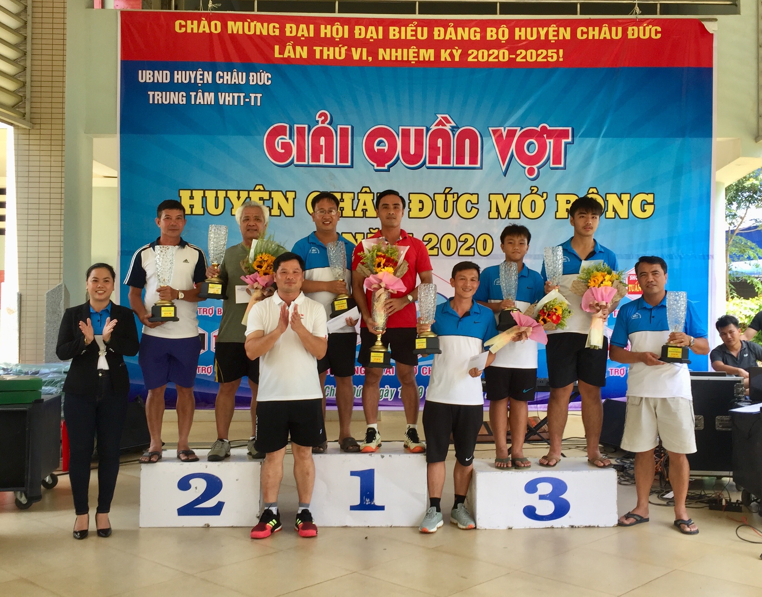 Ông Lê Thanh Liêm, Phó Chủ tịch UBND huyện và bà Nguyễn Thị Thiên Mai, Giám đốc Trung tâm VHTT-TT trao giải Nhất, Nhì, Ba cho các cặp VĐV đạt giải ở nội dung 1.250 điểm
