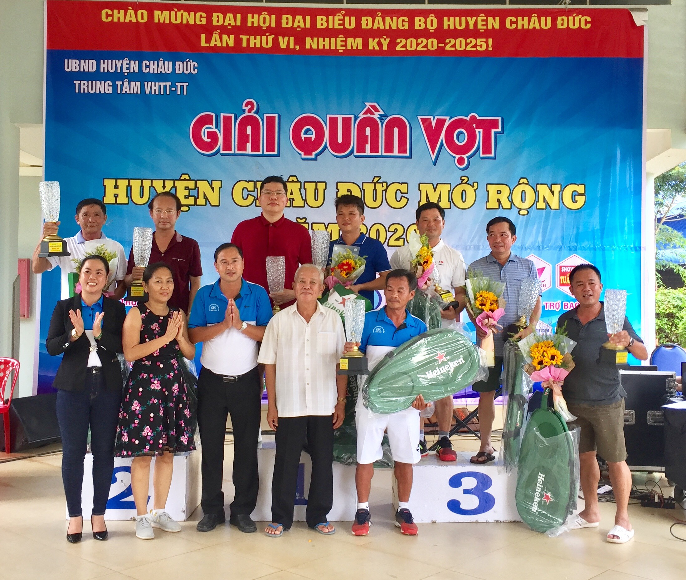Ông Nguyễn Tấn Bản, Phó Bí thư Huyện uỷ - Phó Chủ tịch UBND huyện trao giải cho các VĐV đạt giải ở nội dung 1.250 điểm dành cho cán bộ lãnh đạo và chủ các doanh nghiệp